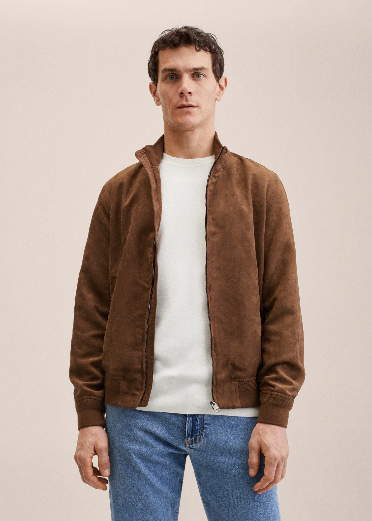 Cazadora bomber efecto ante - Plano medio