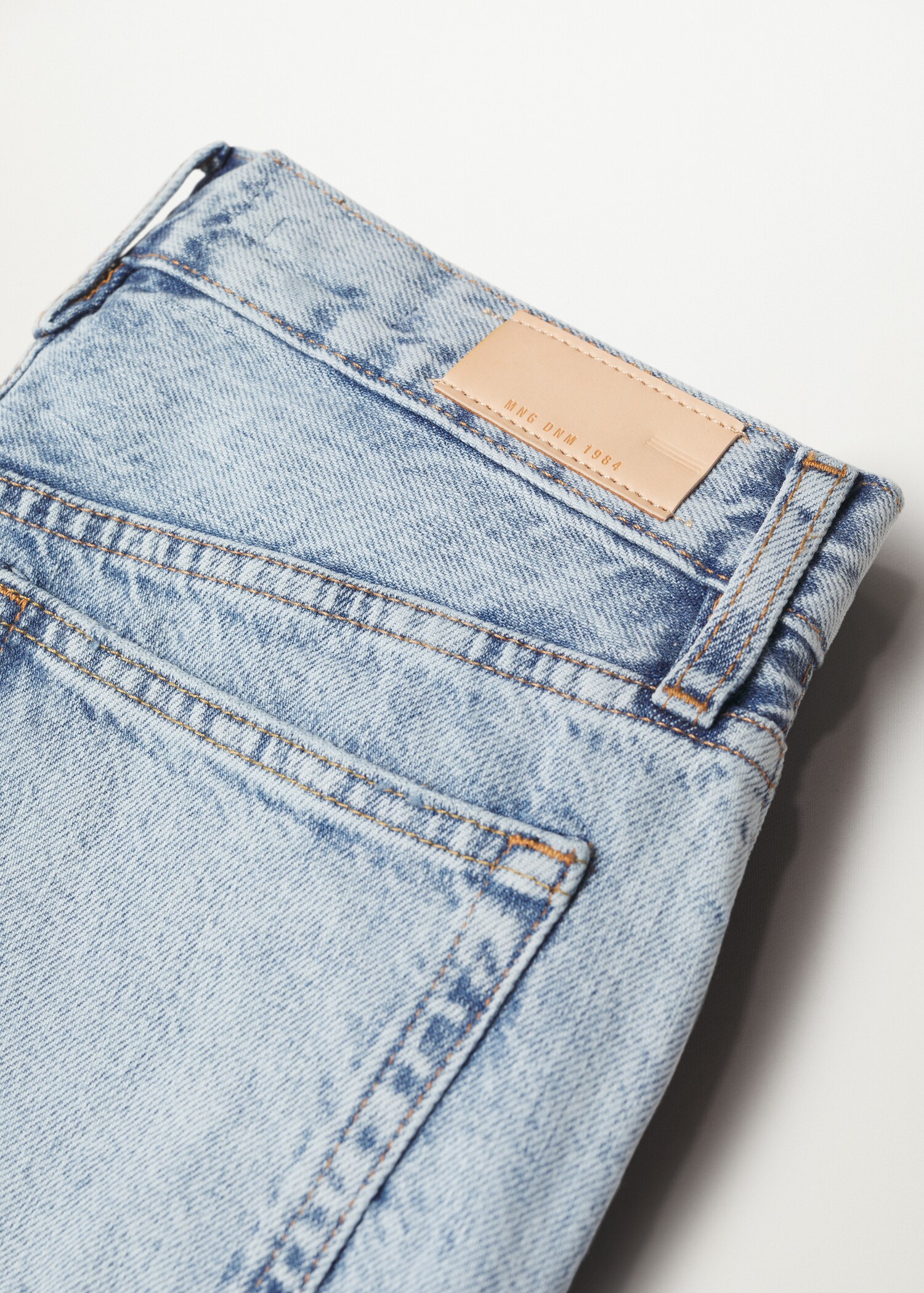 Mini shorts with frayed hem - Details of the article 8