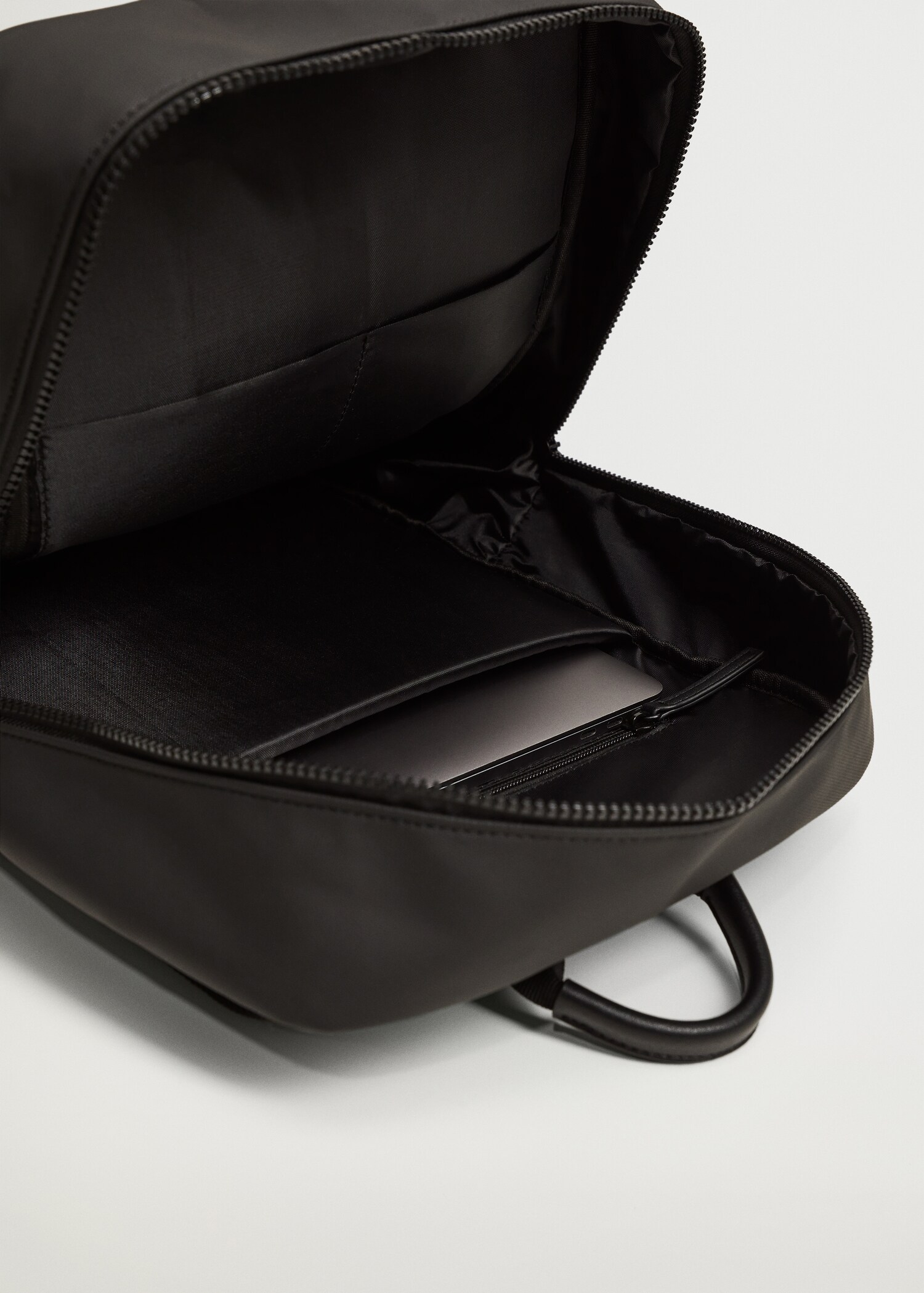 Multifunctional contrasting backpack - Details of the article 2