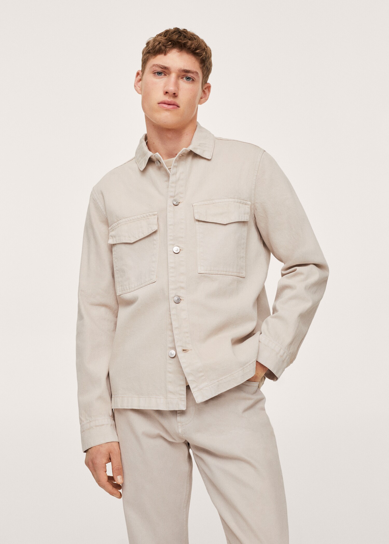 Sobrecamisa vaquera bolsillos - Plano medio