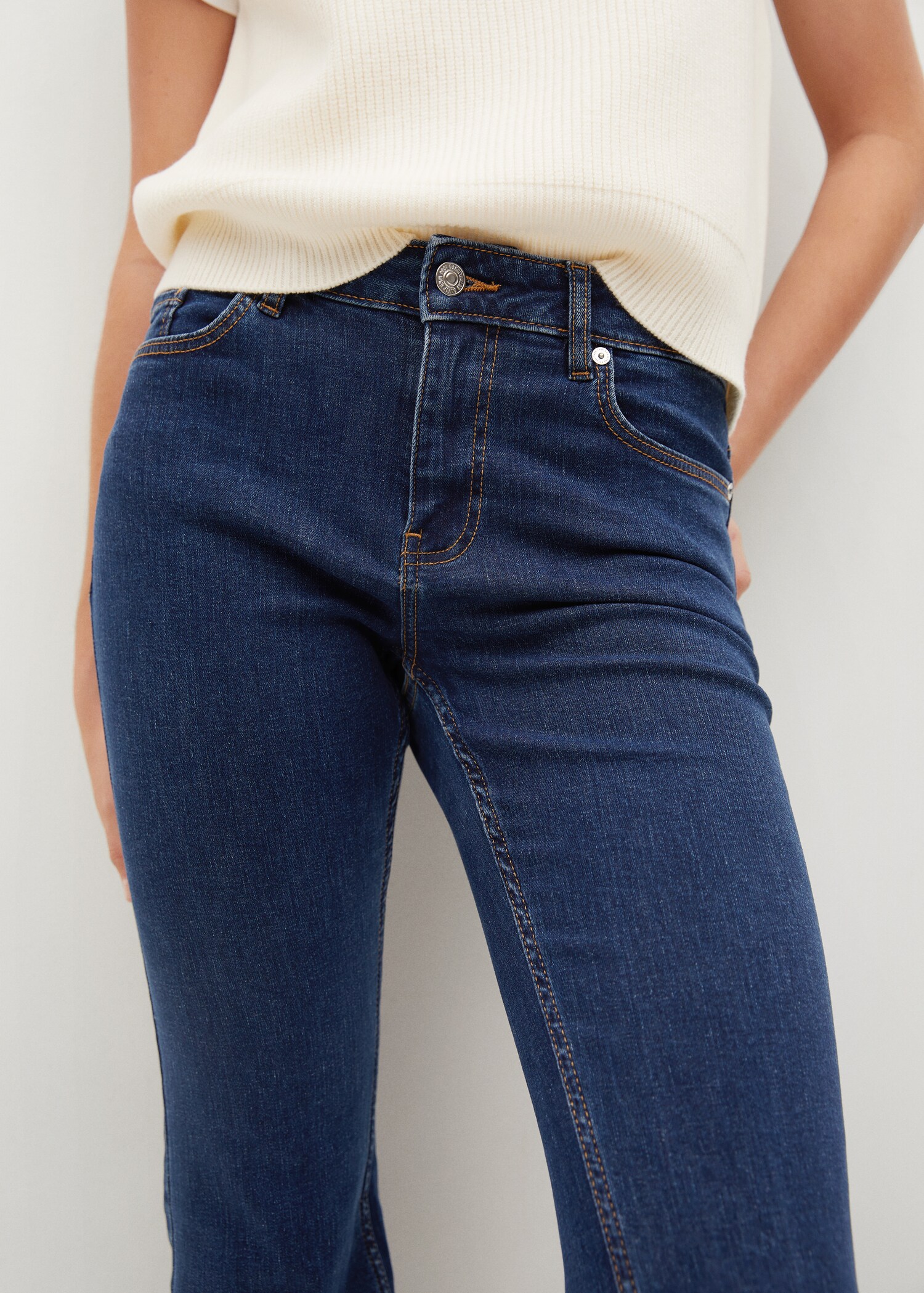 Mid-rise flared jeans - Details of the article 2