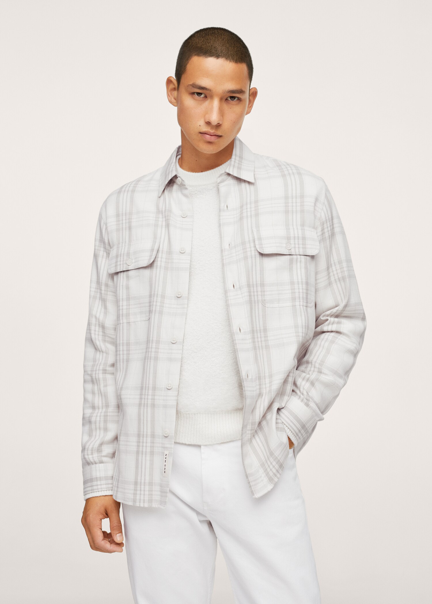 Camisa cuadros bolsillos - Plano medio