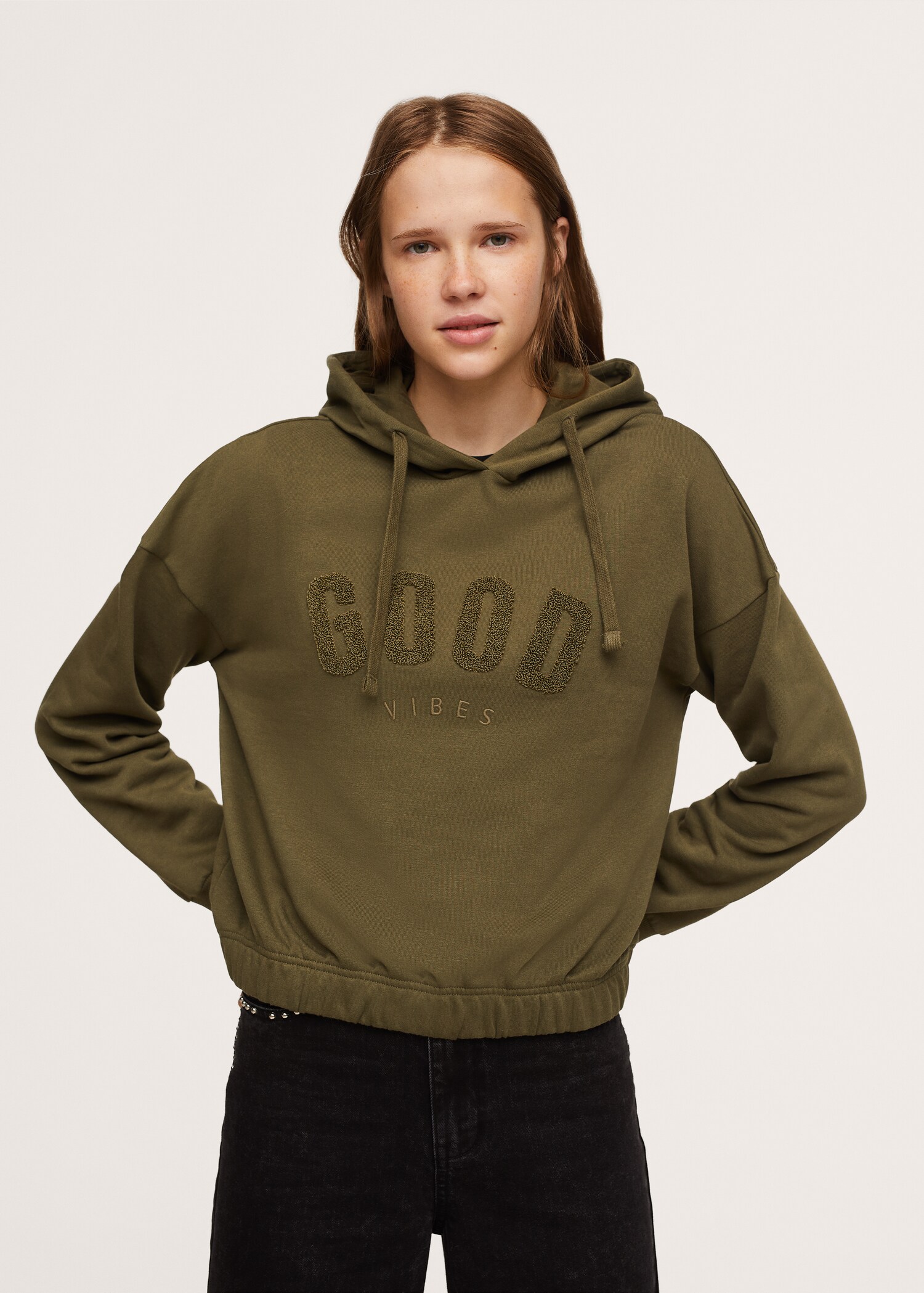 Sudadera mensaje textura - Plano medio