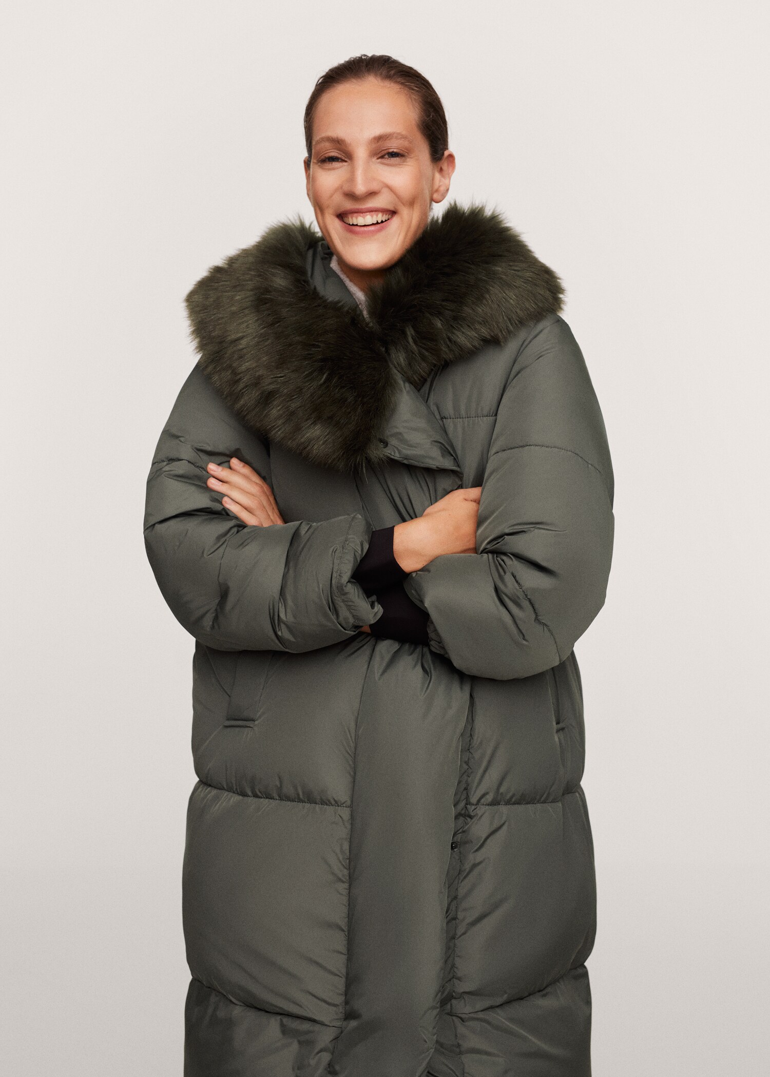 Anorak acolchado cuello pelo - Plano medio