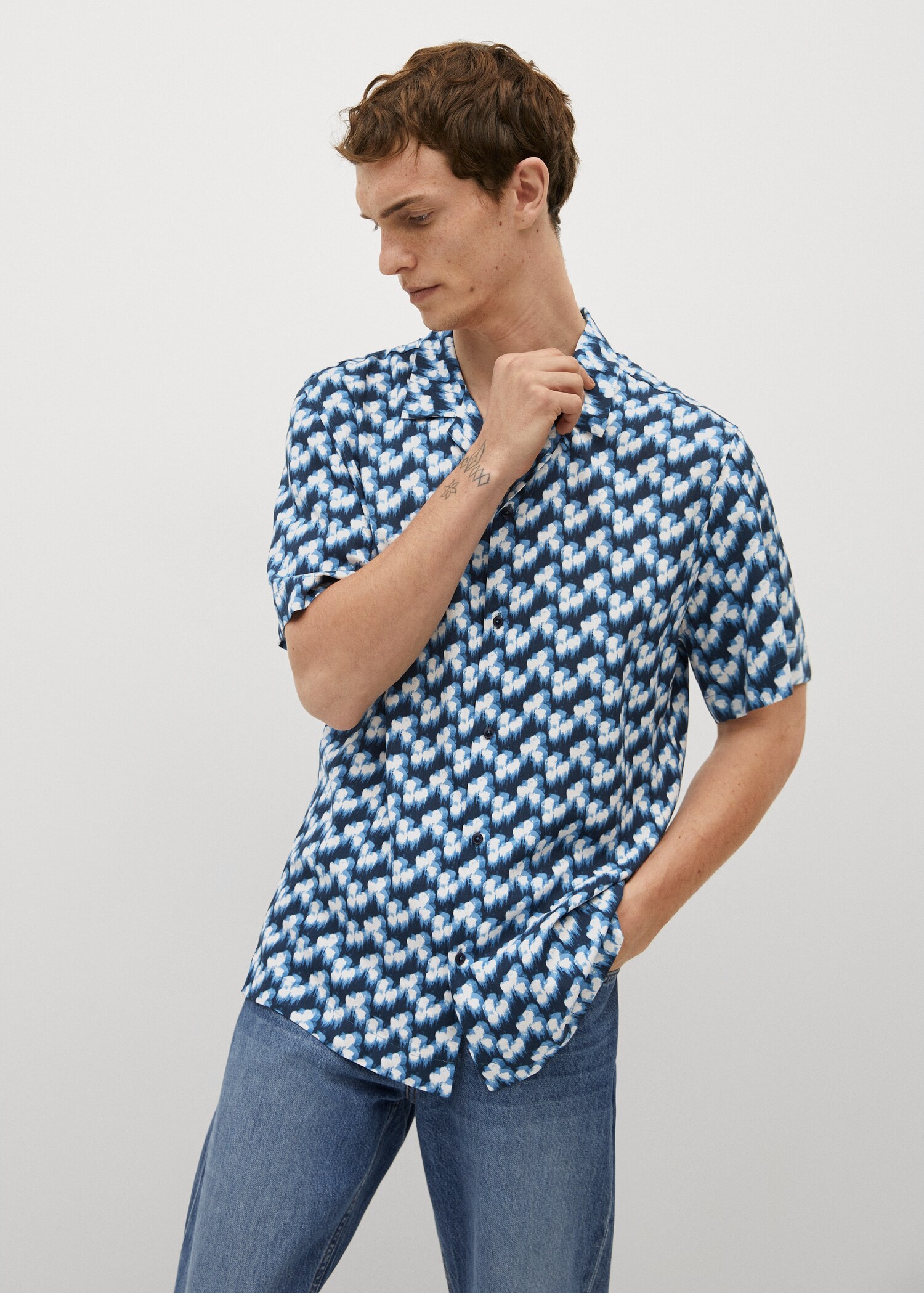 Camisa regular fit fluida estampada - Plano medio