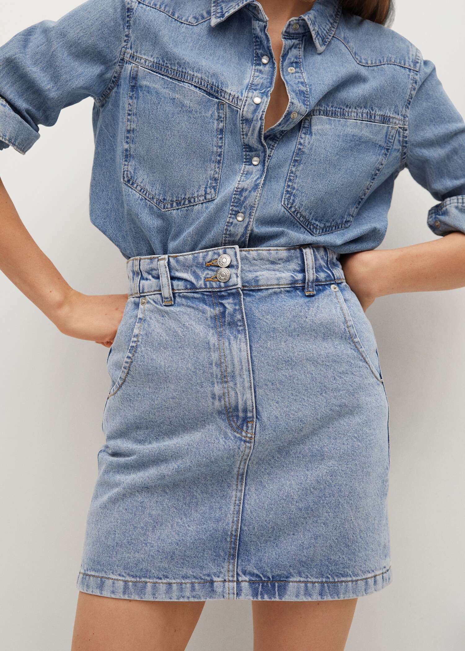 Minifalda denim bolsillos - Plano medio