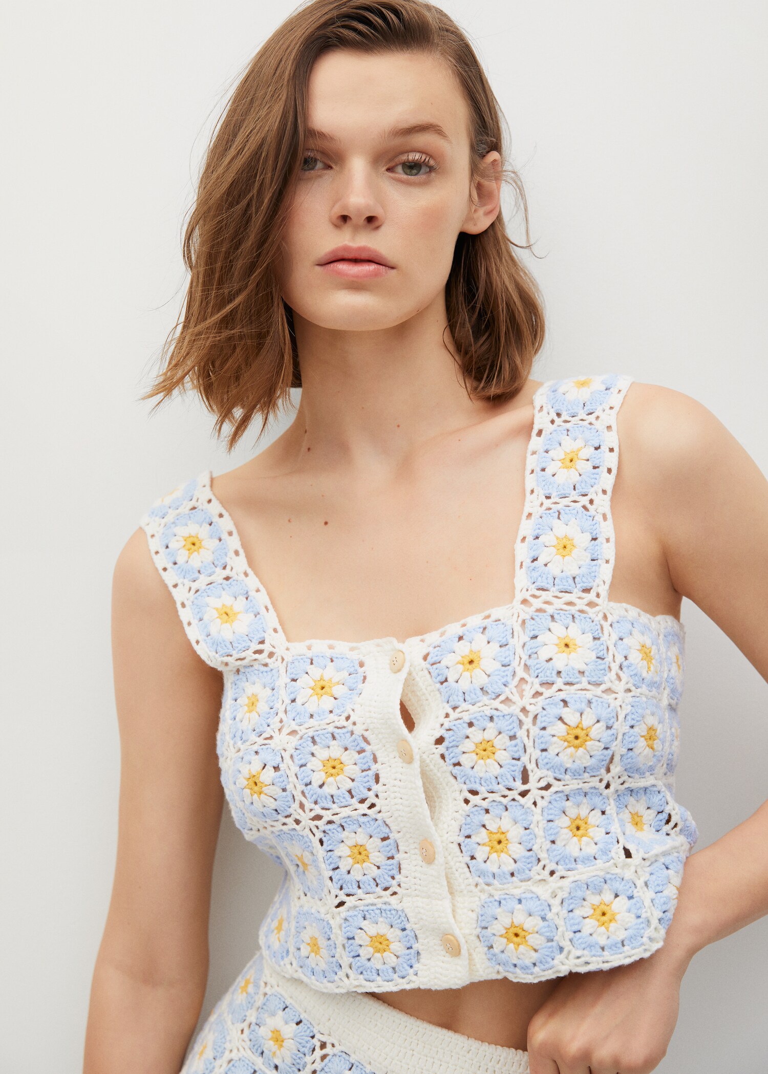 Top crochet fait main marguerites - Plan moyen