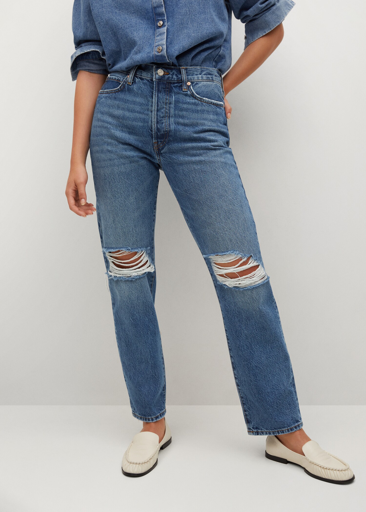 Jeans recto tiro medio rotos - Plano medio