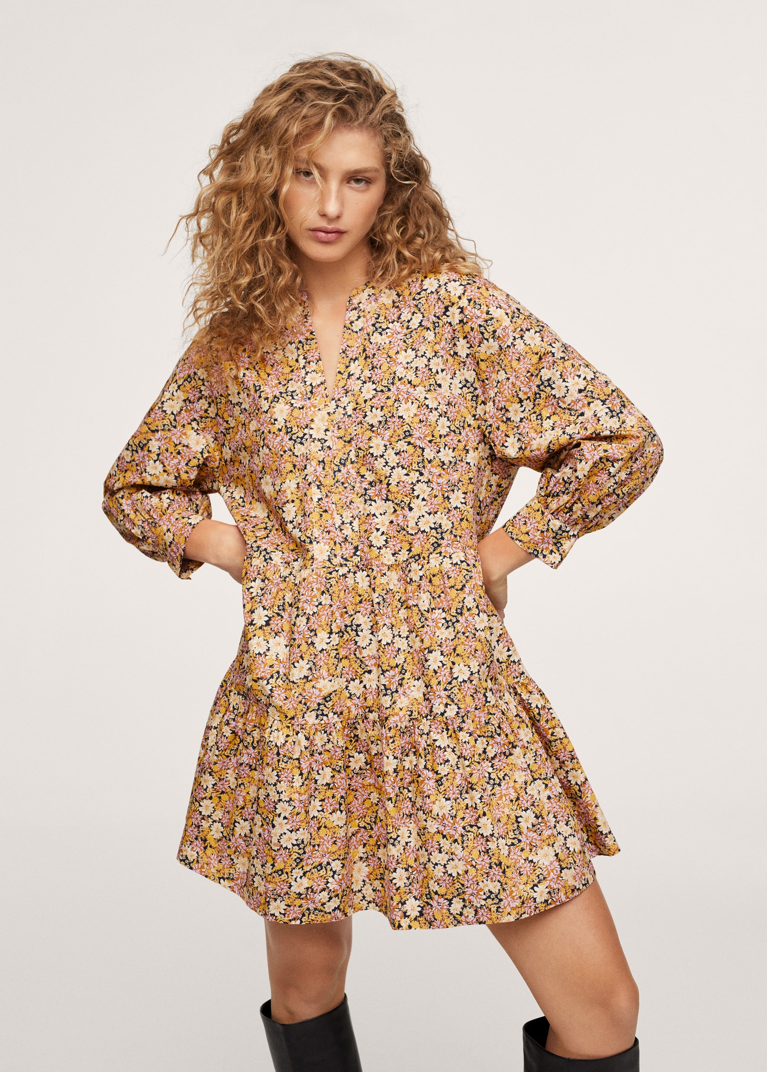 Vestido corto volantes - Plano medio