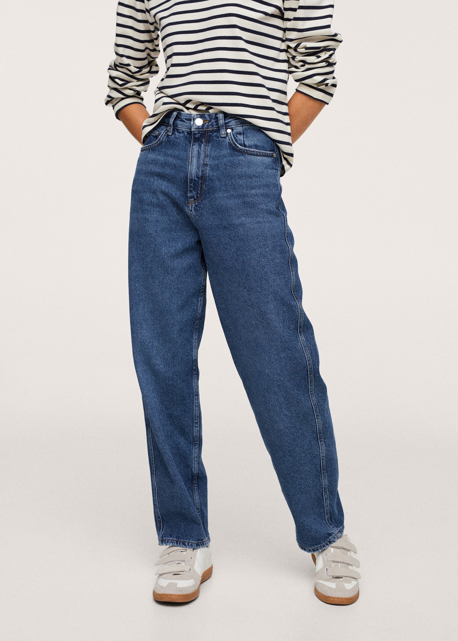 Jeans tapered tiro alto - Plano medio