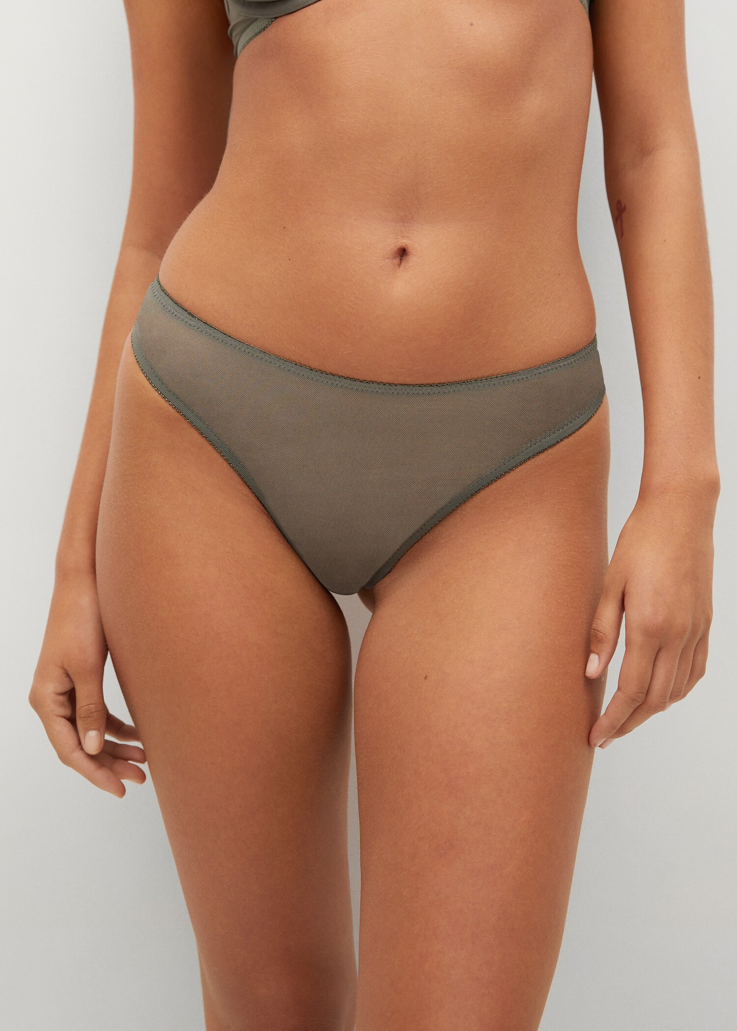 Tanga tejido semitransparente - Plano medio