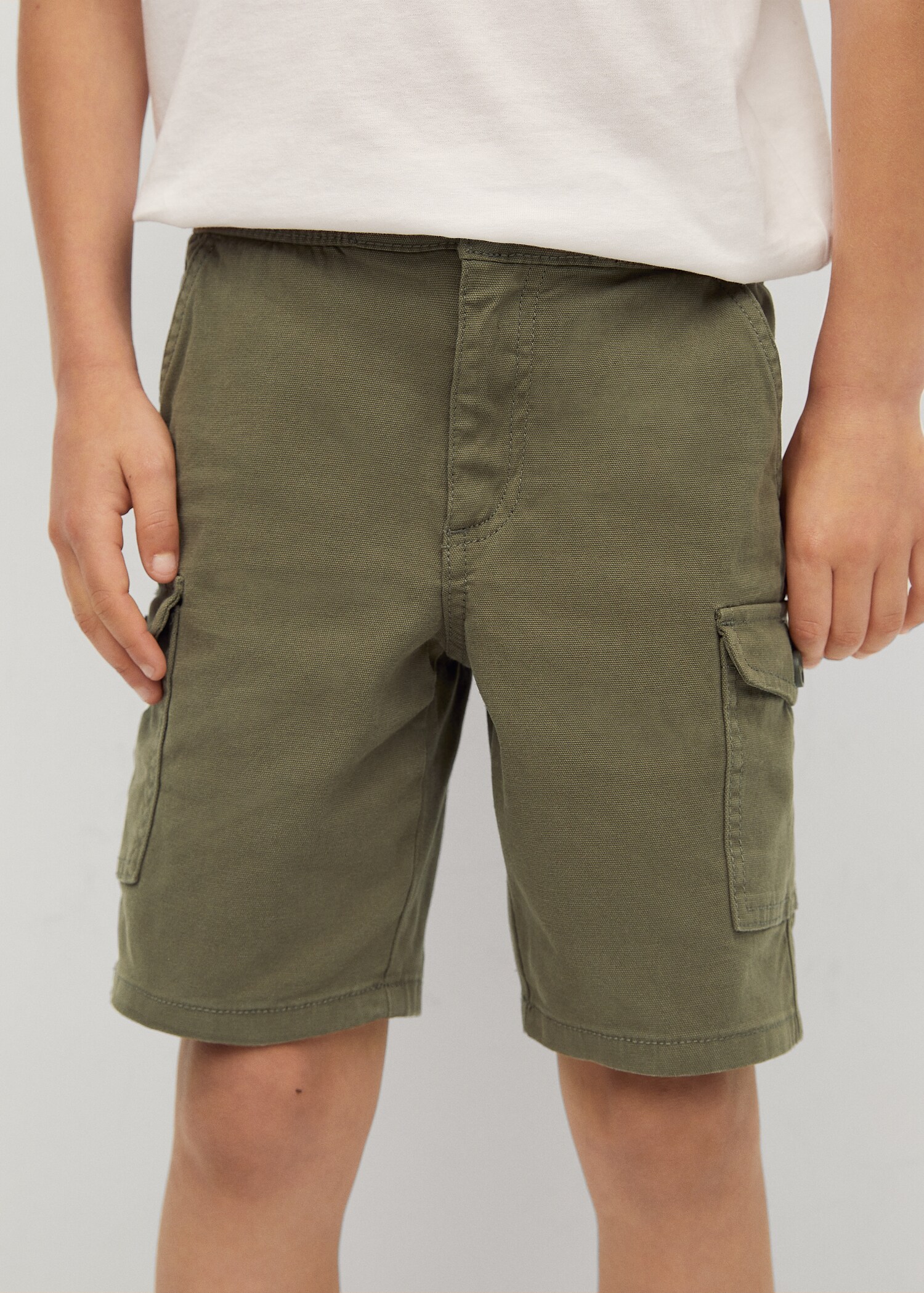 Cargo pockets Bermuda shorts - Details of the article 1
