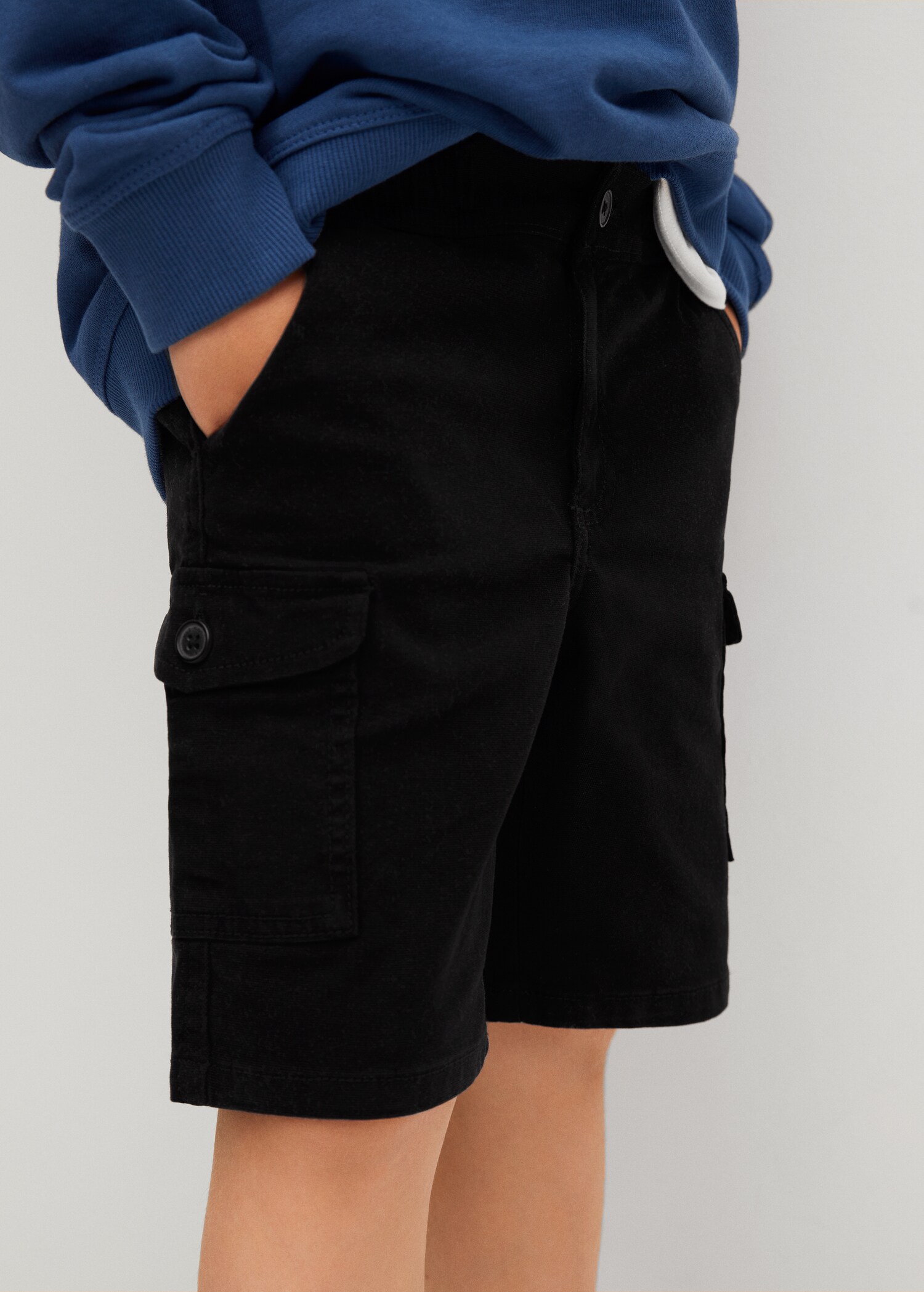 Cargo pockets Bermuda shorts - Details of the article 1