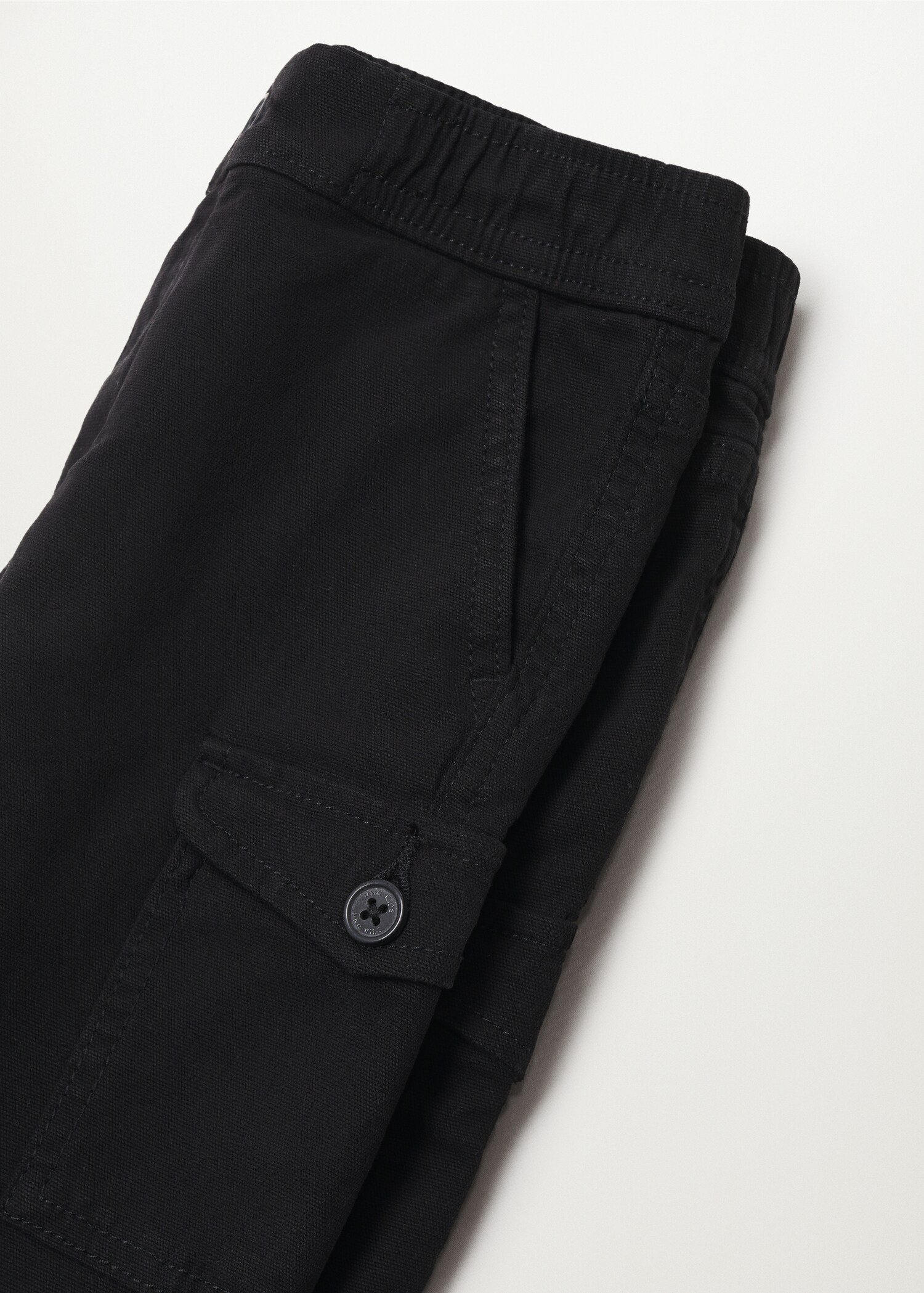Cargo pockets Bermuda shorts - Details of the article 8