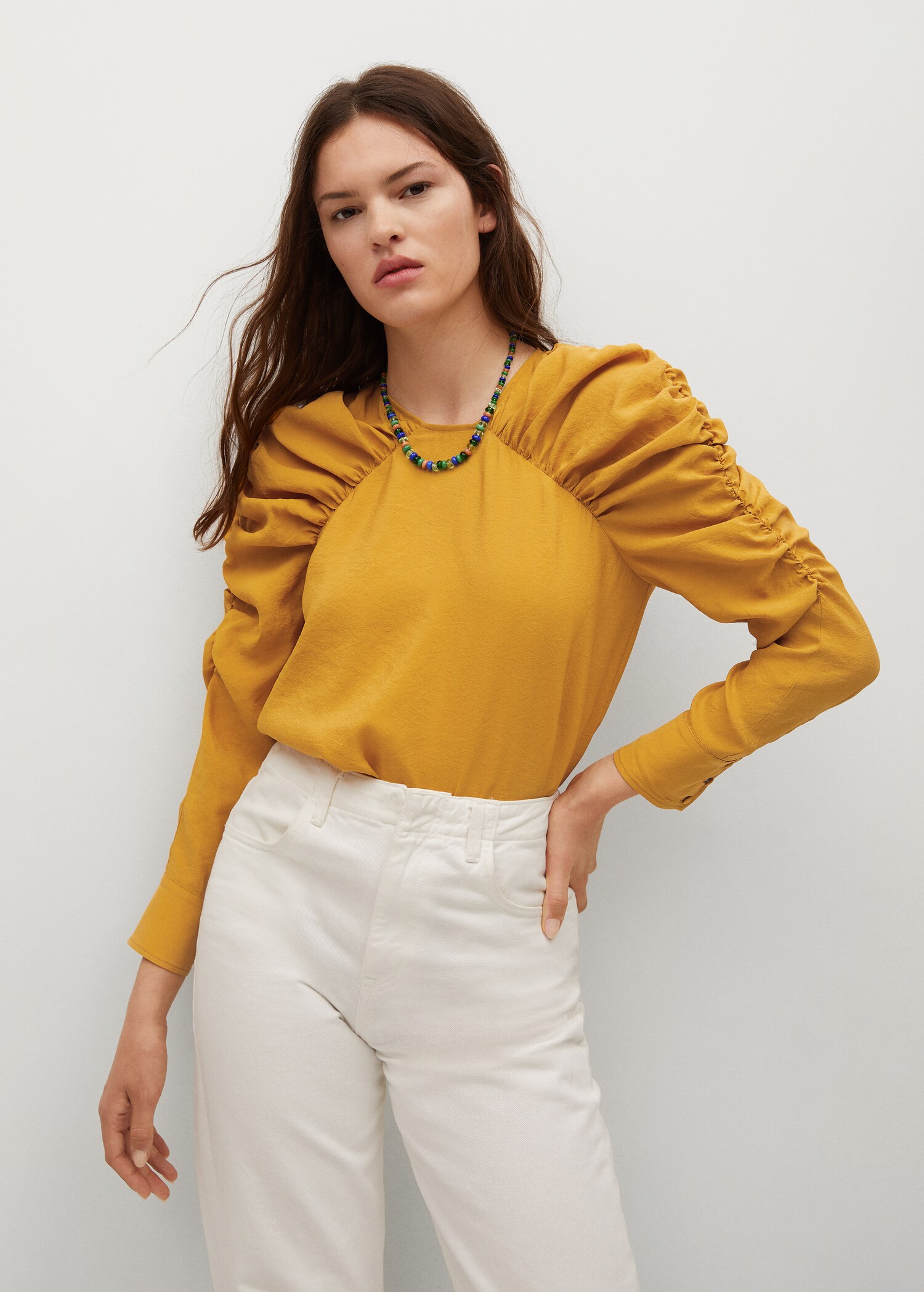 Blusa mangas abullonadas - Plano medio