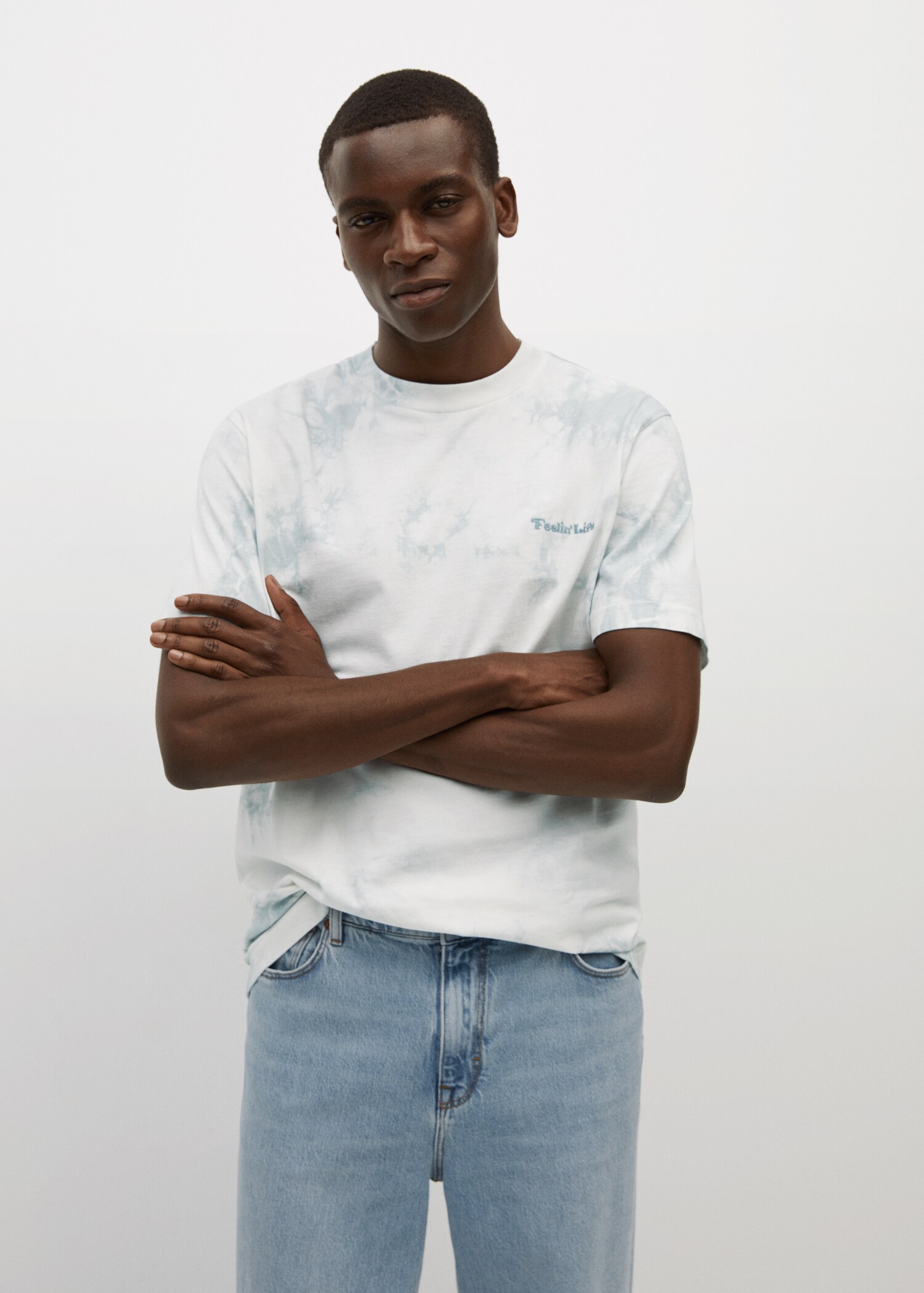 Camiseta tie-dye mensaje bordado - Plano medio
