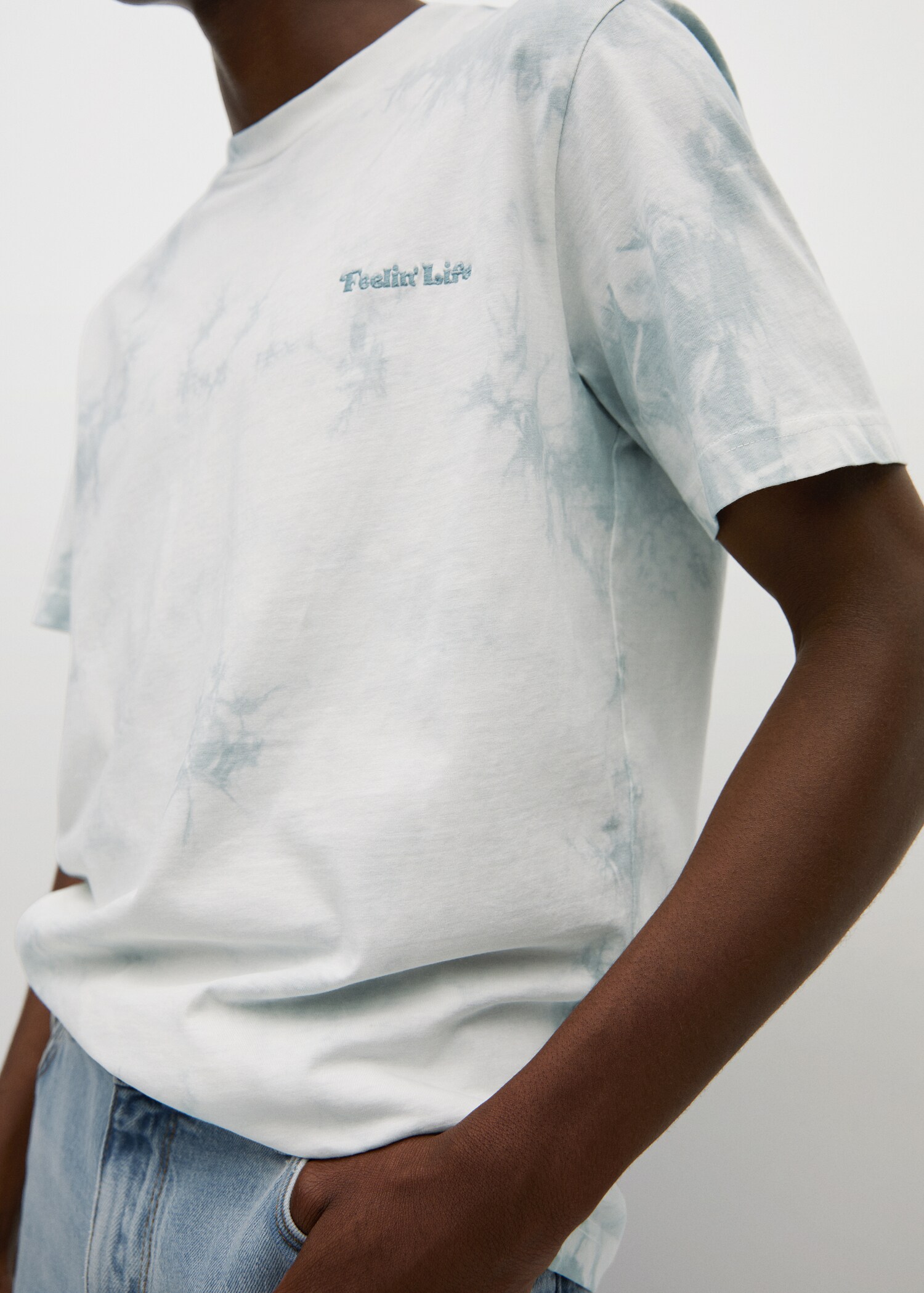 Camiseta tie-dye mensaje bordado - Detalle del artículo 1