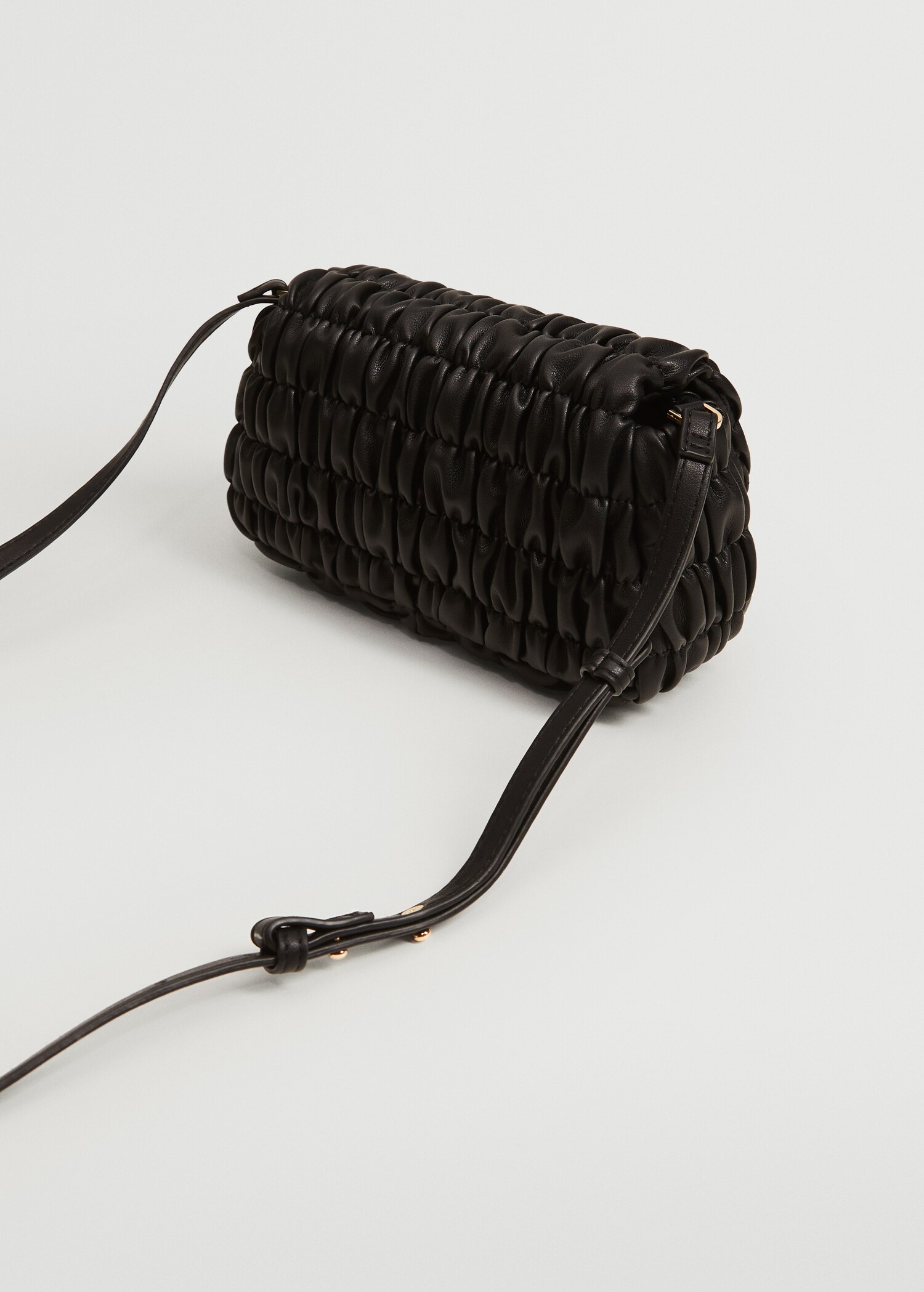Bolso detalles fruncidos - Plano medio