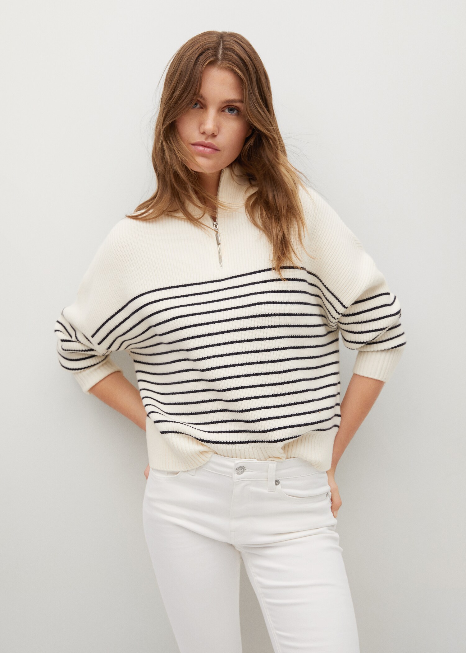 Mid-rise flared jeans - Details of the article 1