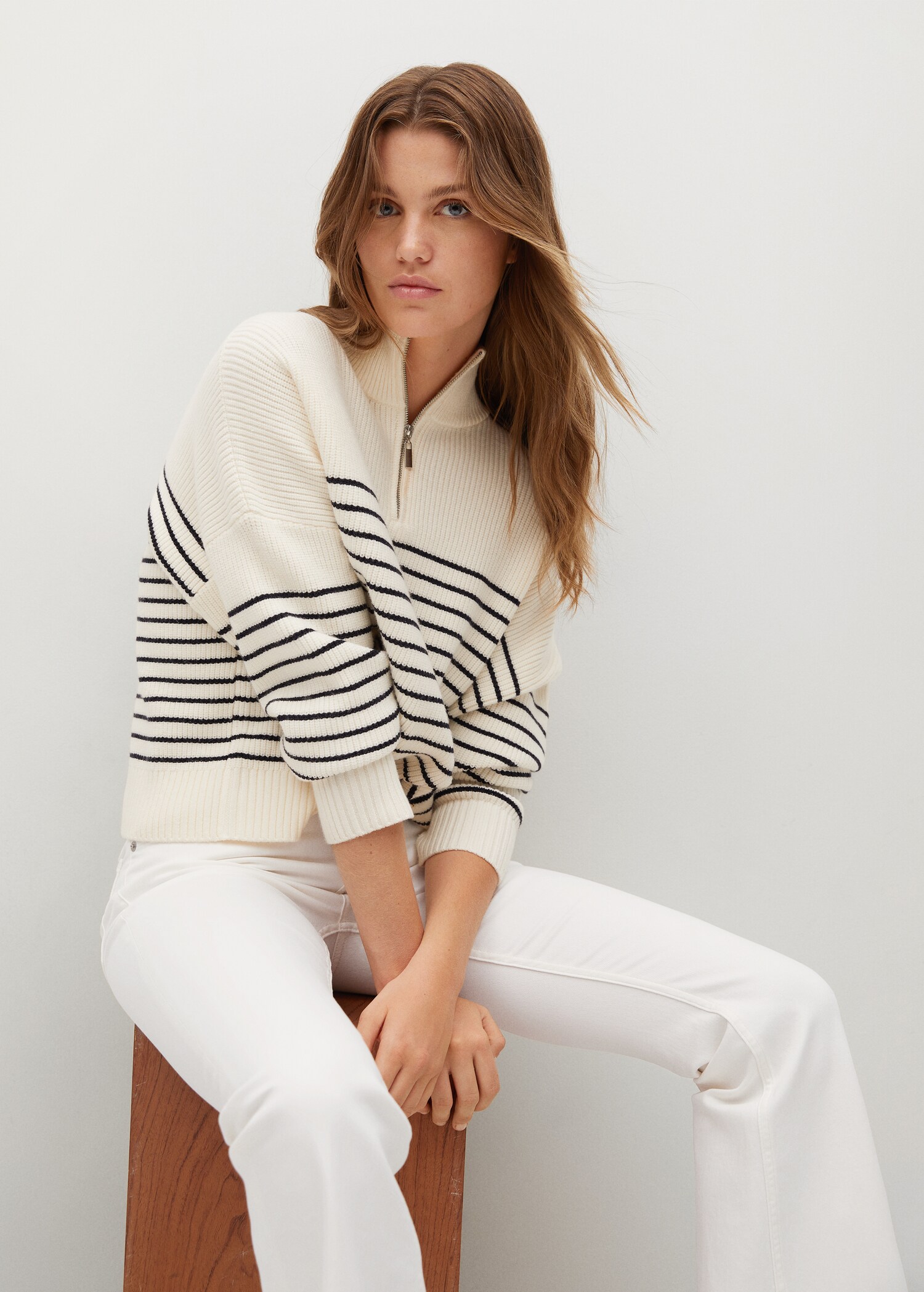 Mid-rise flared jeans - Details of the article 3