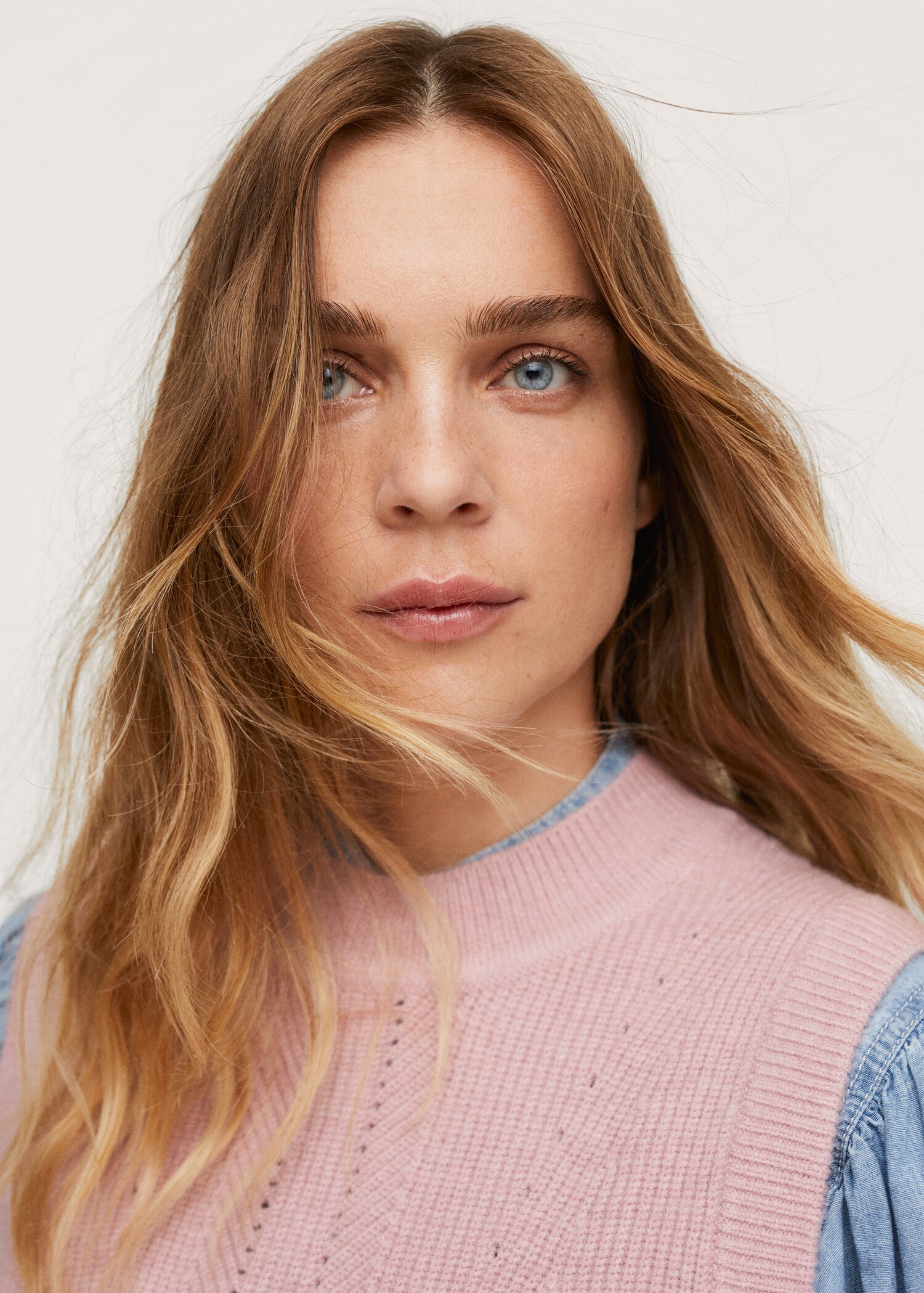 Contrasting knit gilet - Details of the article 2