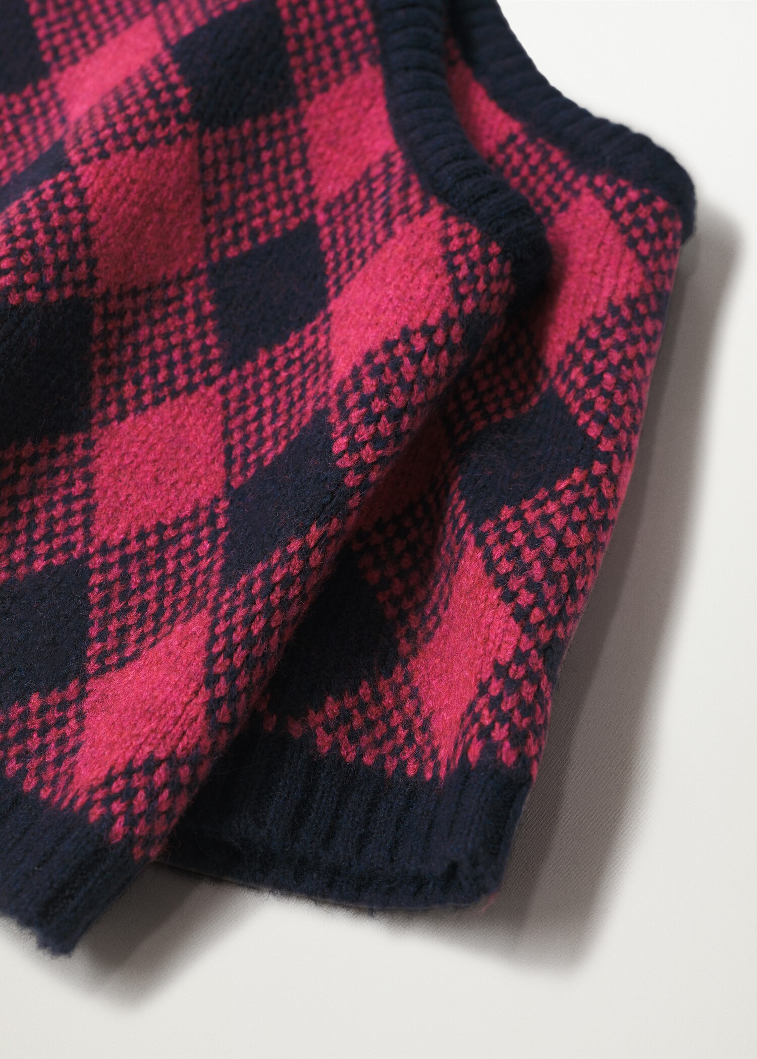 Knitted gilet with print - Details of the article 8