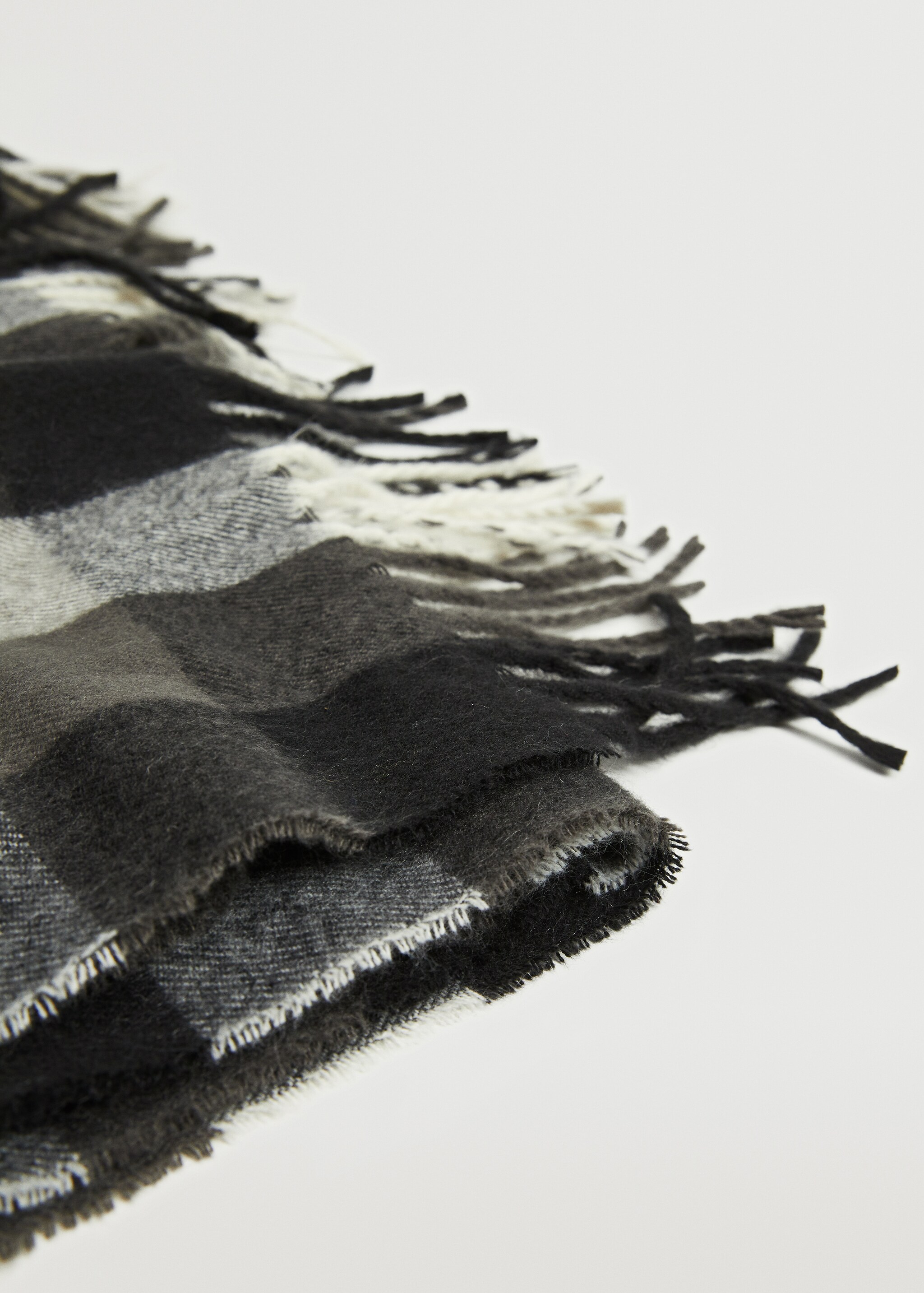 Textured check scarf - Details of the article 2