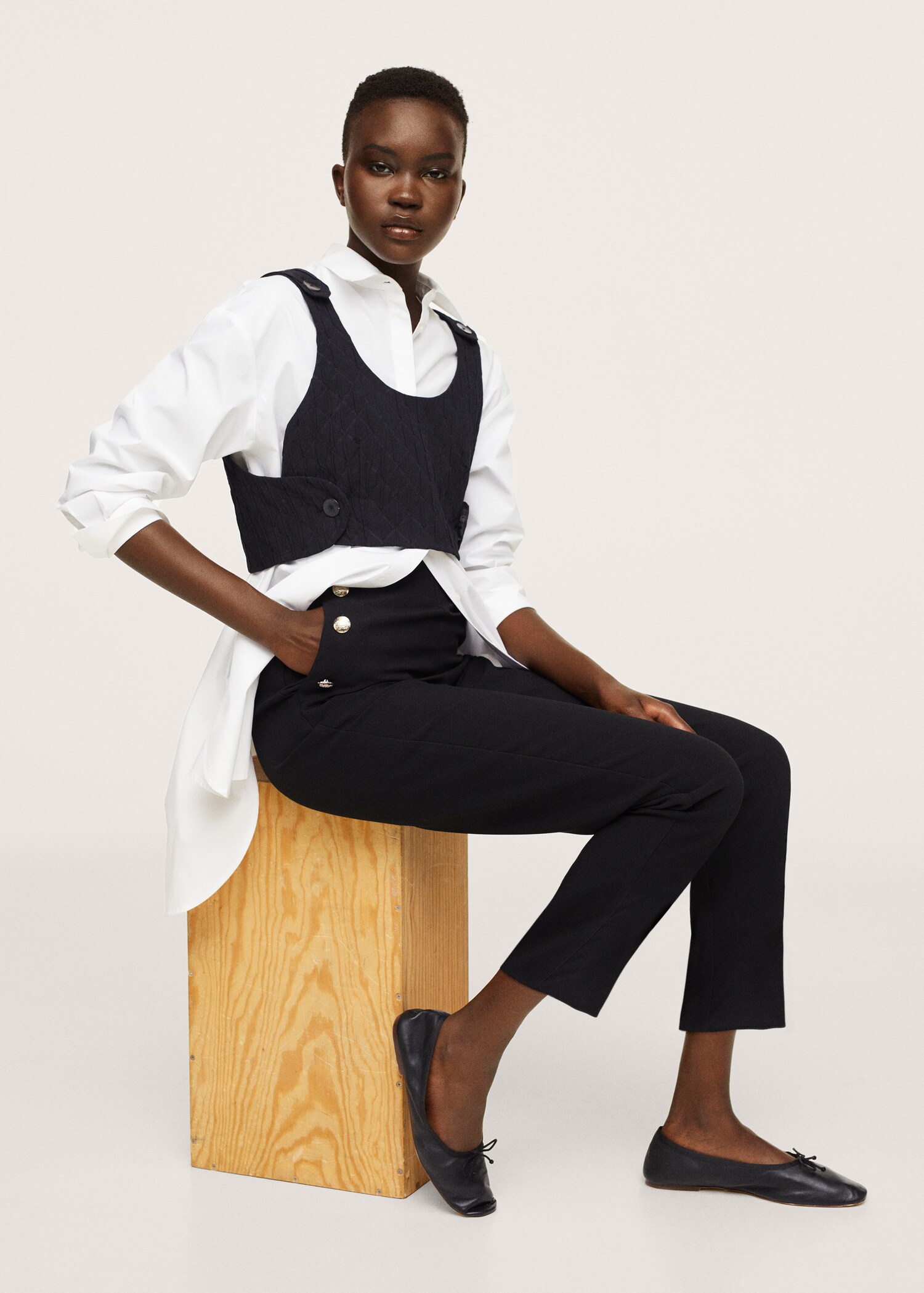 Cropped button trousers - Details of the article 2