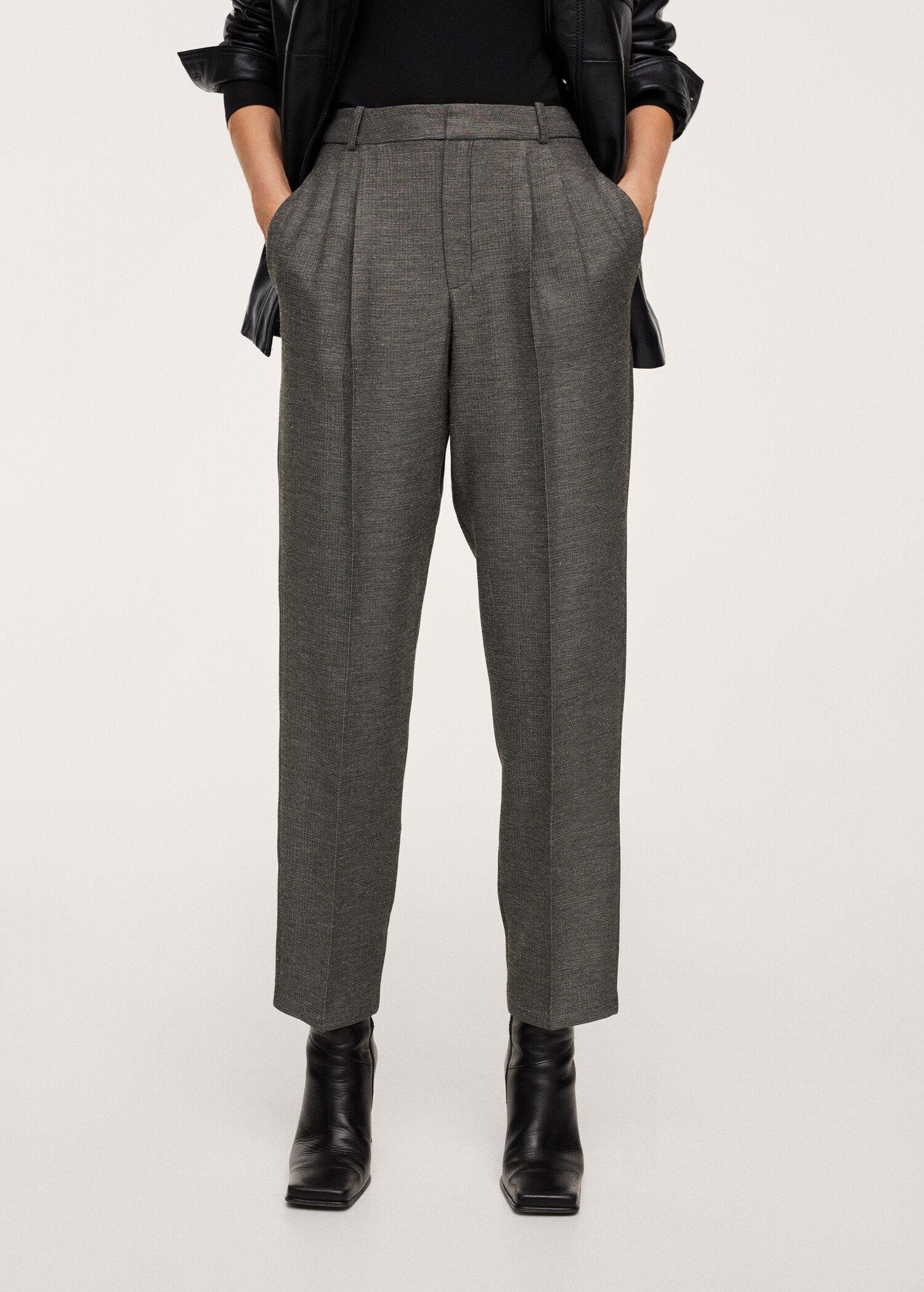 Pantalón detalle pinzas - Plano medio