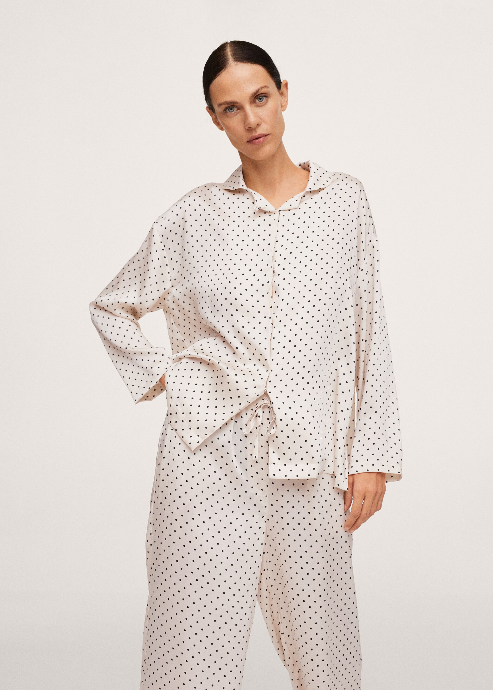 Camisa pijama satinada lunares - Plano medio
