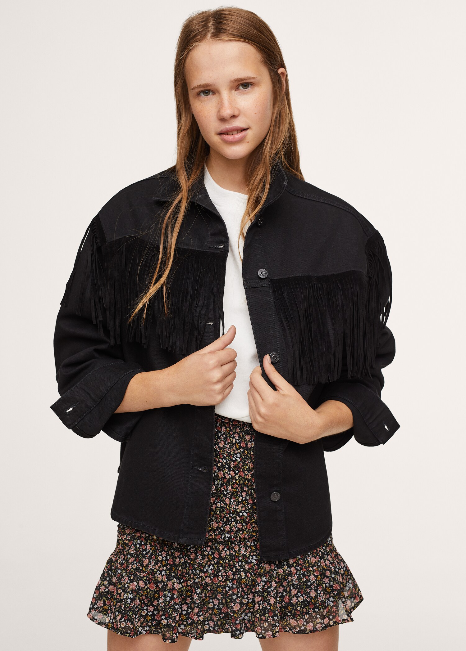 Chaqueta denim oversize flecos  - Plano medio