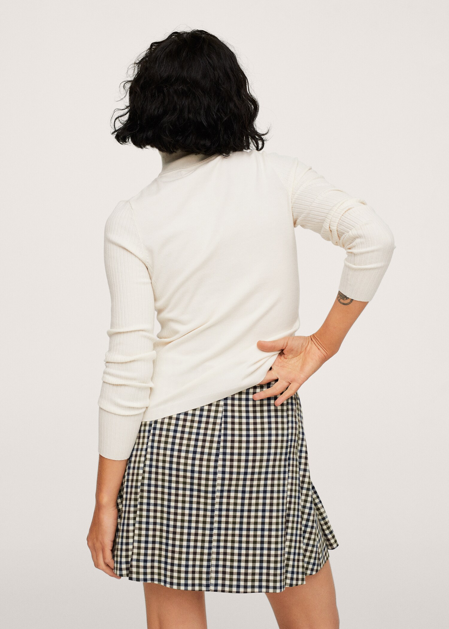 Turtle neck sweater - Reverse of the article
