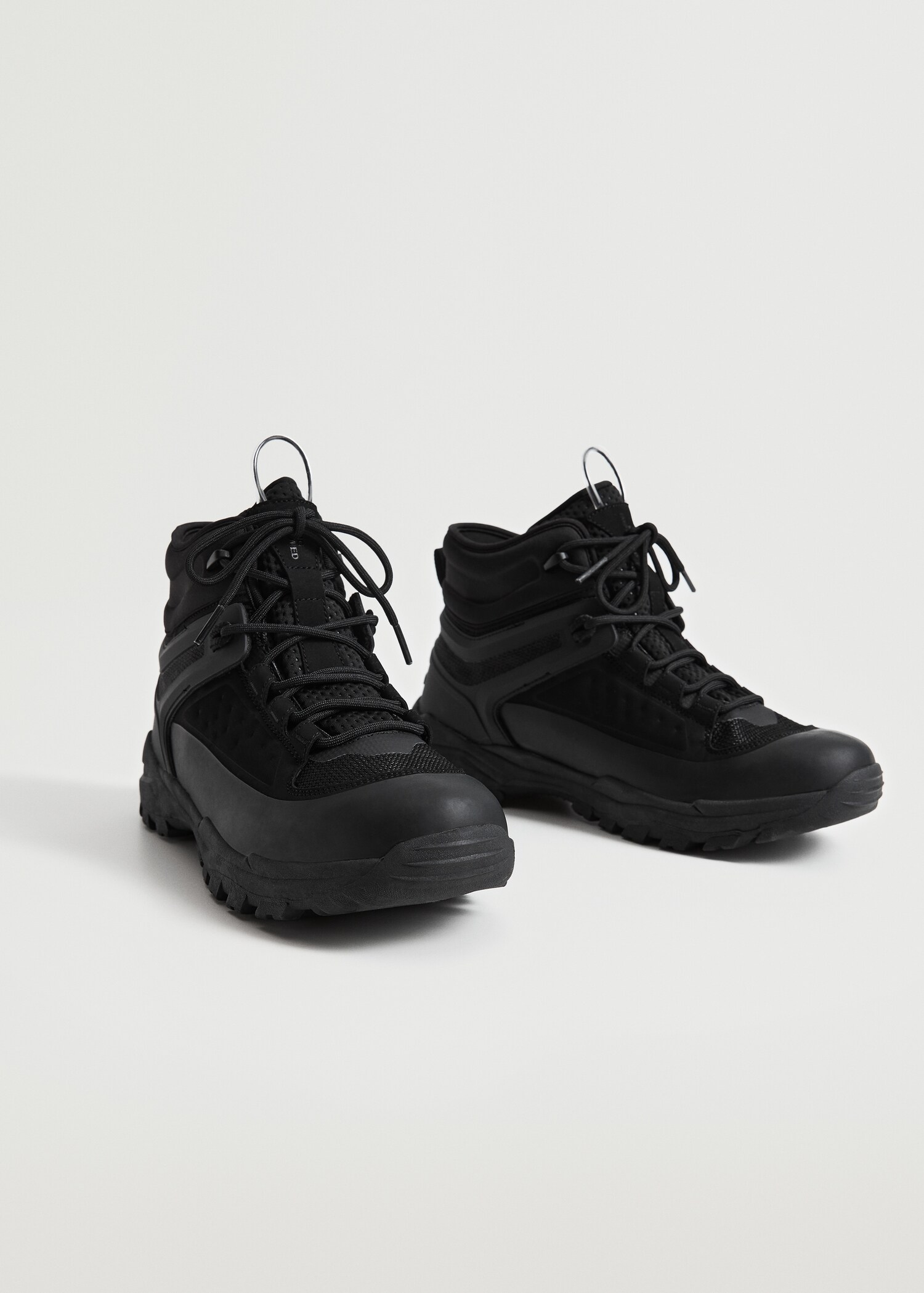 Bota deportiva impermeable - Plano medio