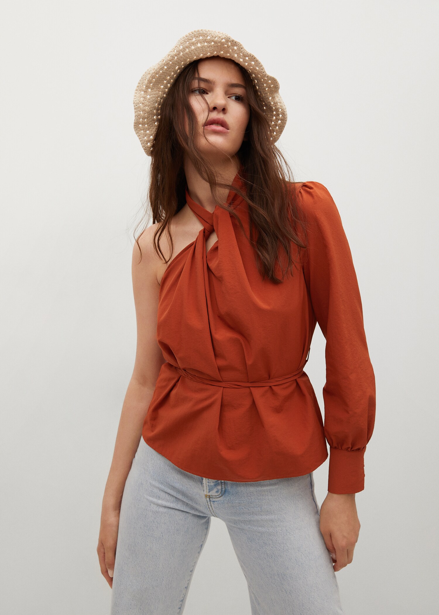 Blusa escote asimétrico - Plano medio