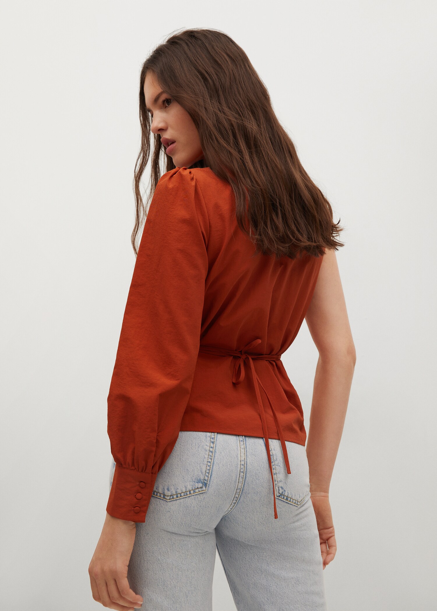 Blusa escote asimétrico - Reverso del artículo