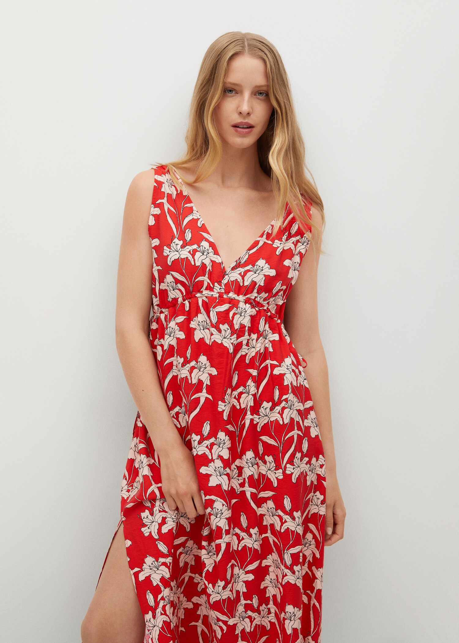 Vestido estampado abertura  - Plano medio