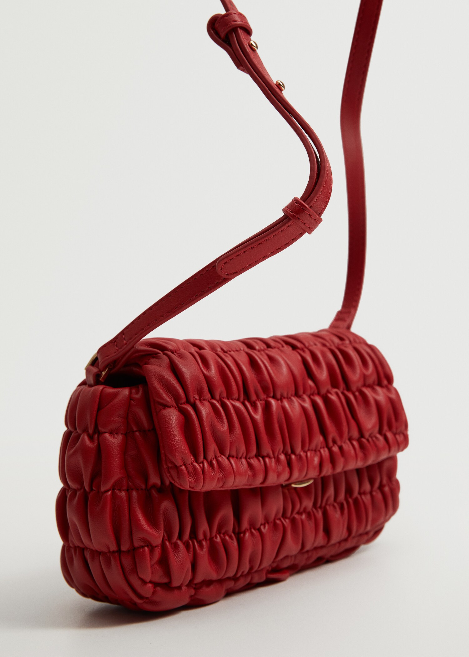Bolso detalles fruncidos - Plano medio
