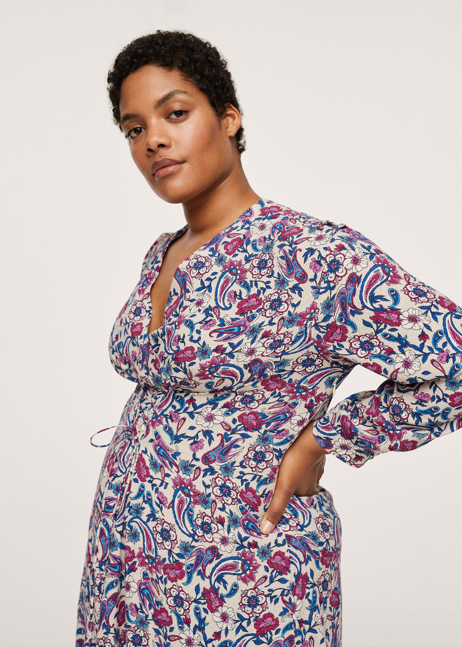 Kleid mit Blumendruck - Detail des Artikels 3