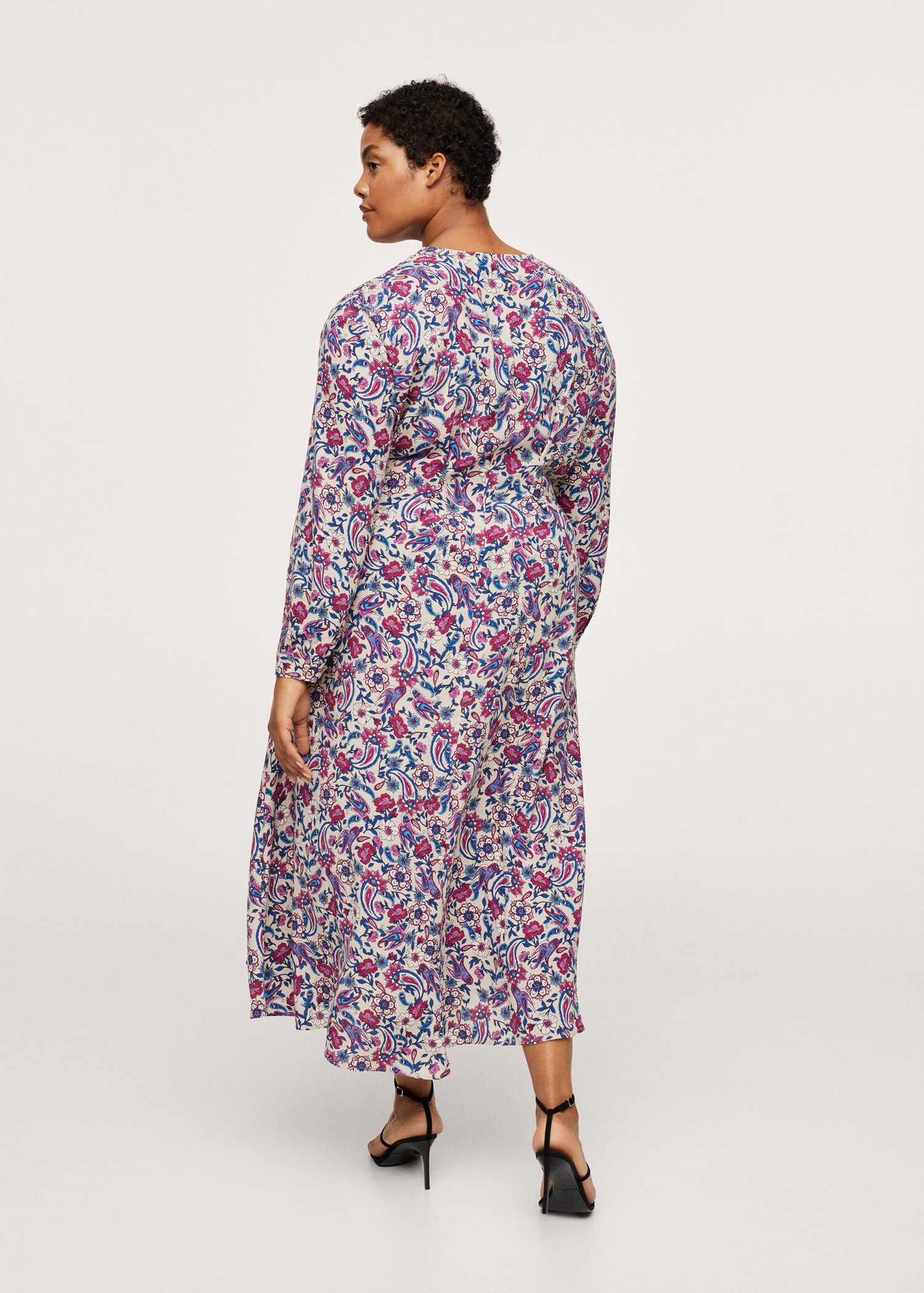 Kleid mit Blumendruck - Rückseite des Artikels