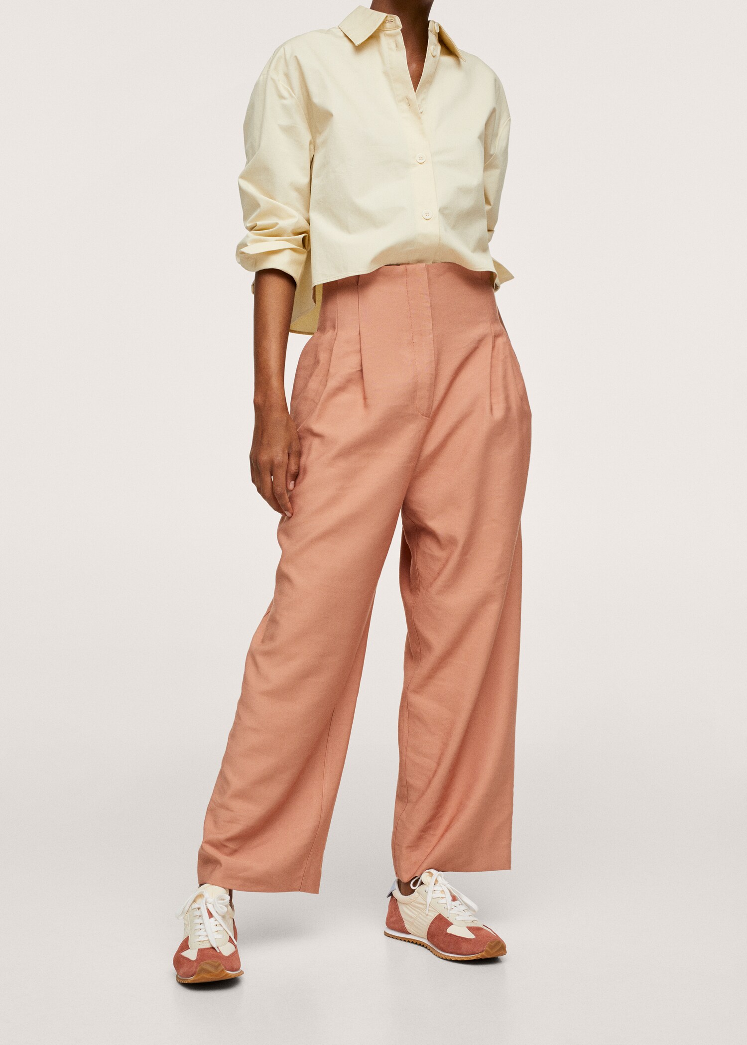 Pantalón crop pinzas - Plano medio