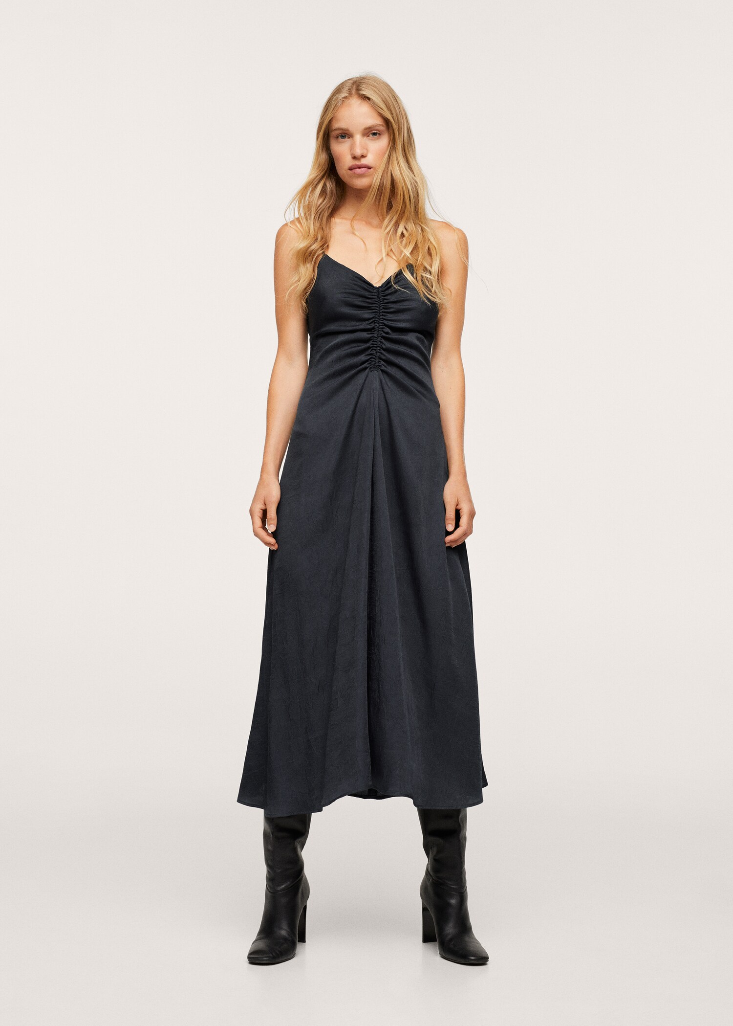 Vestido escote fruncido - Plano medio