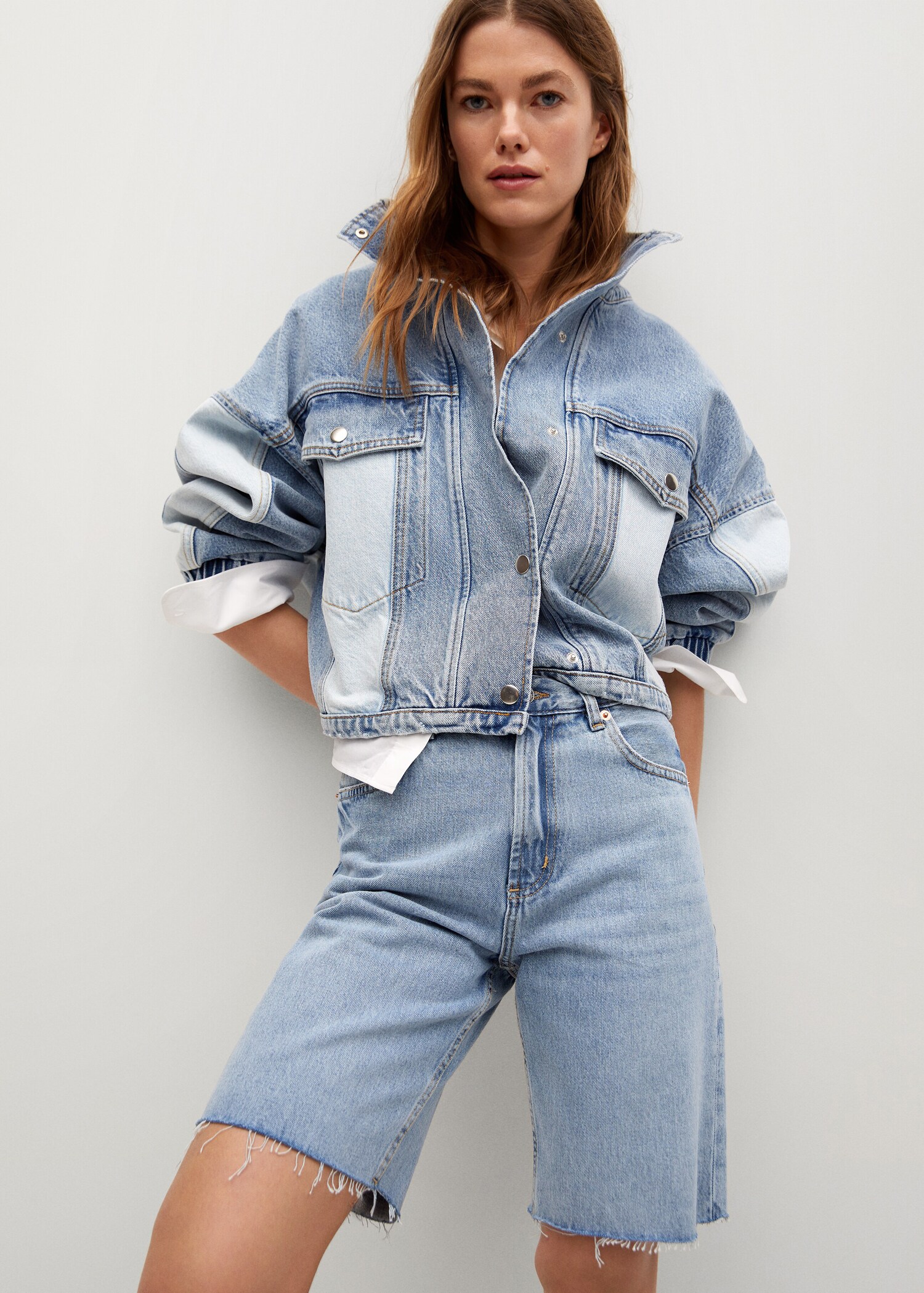 Bermuda denim tiro alto  - Plano medio