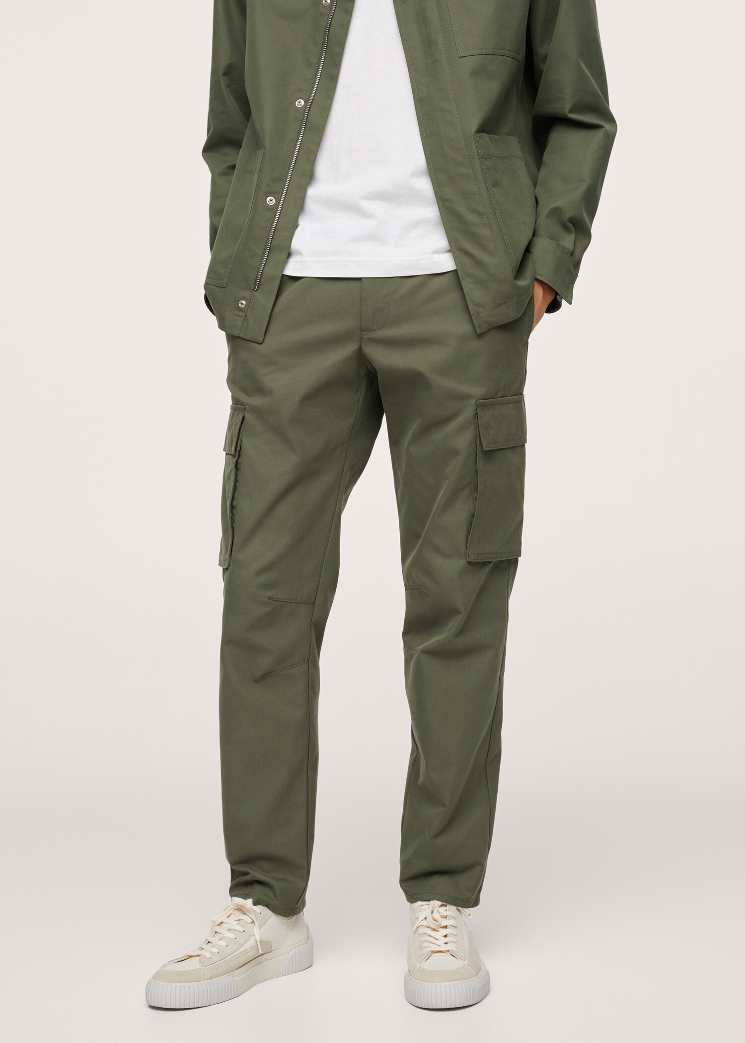 Pantalón jogger cargo - Plano medio