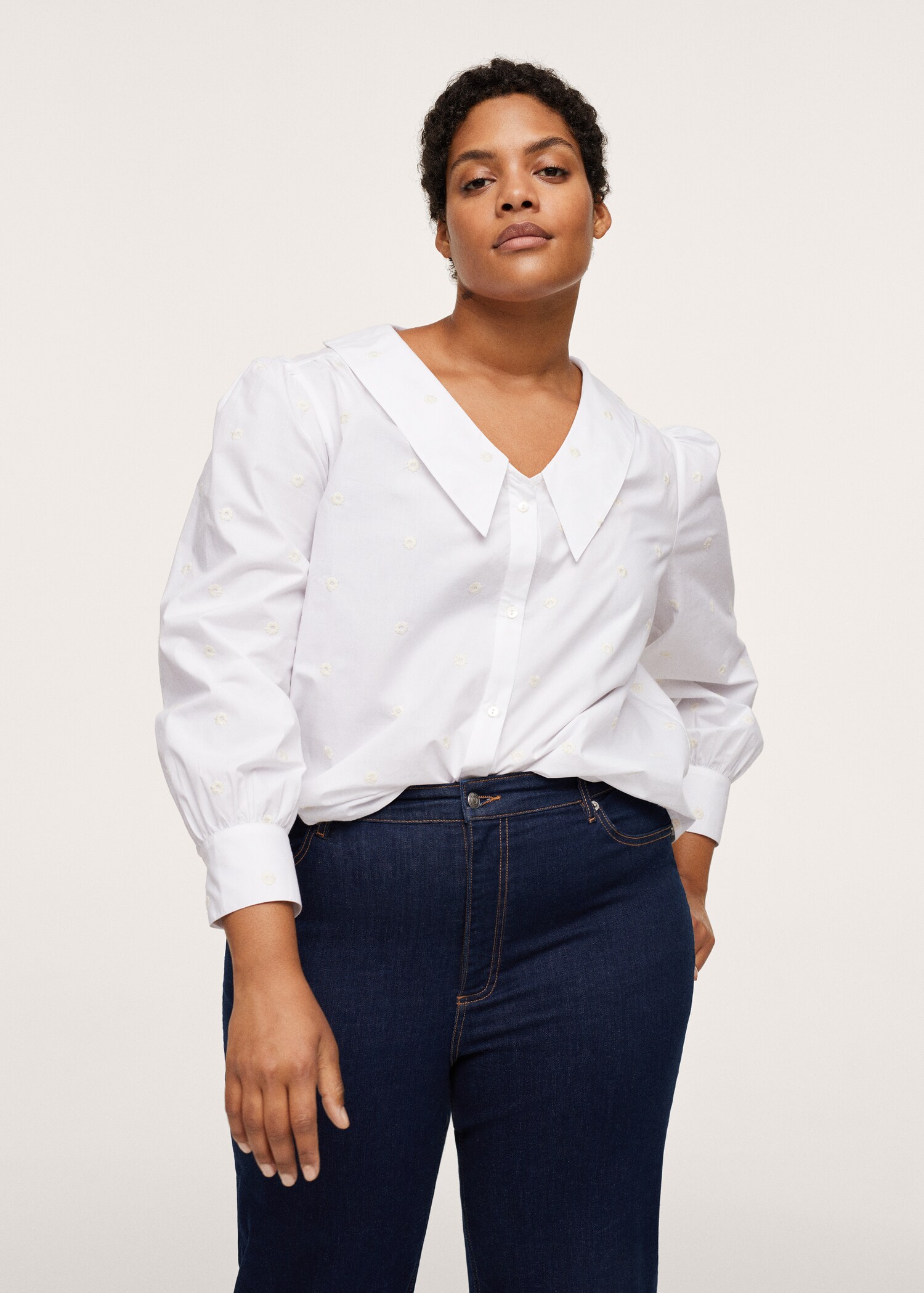 Blusa cuello solapa - Plano medio