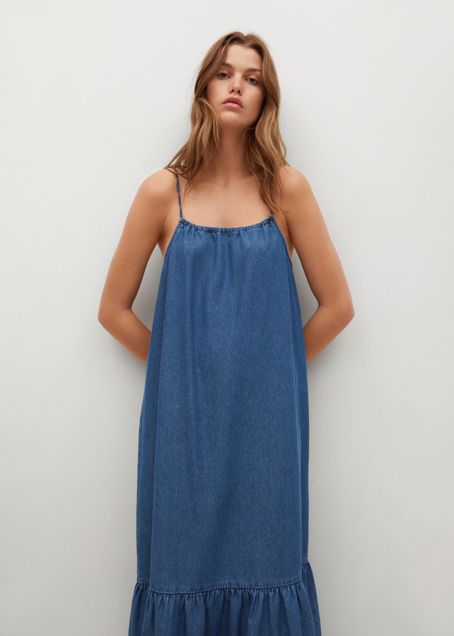 Vestido denim volante - Plano medio