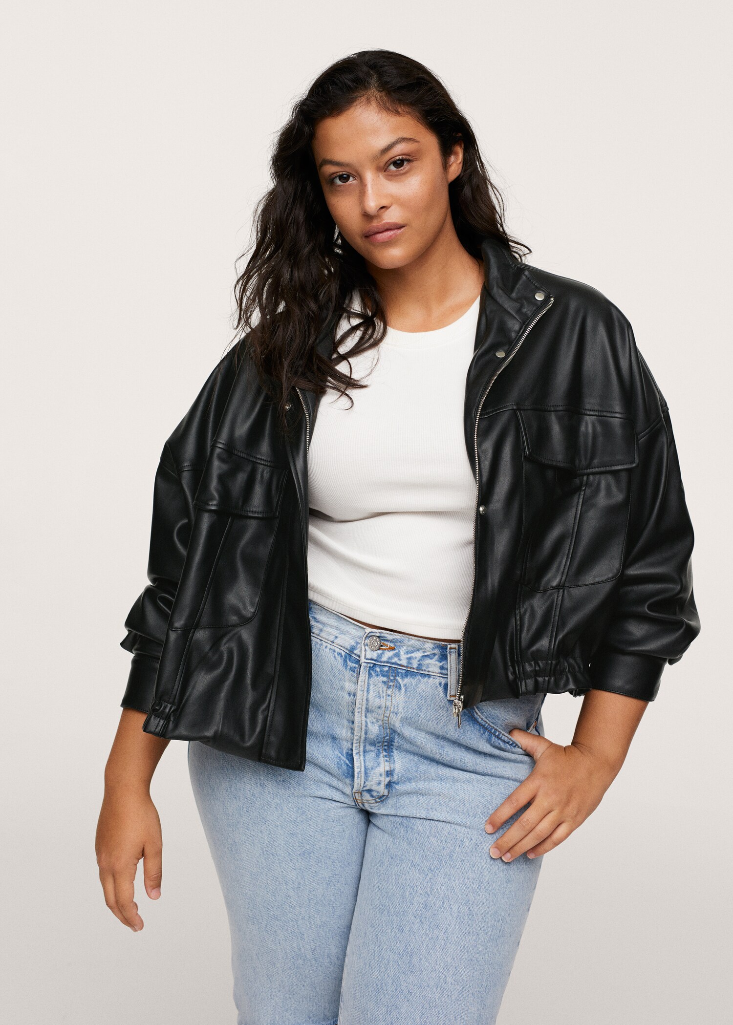 Chaqueta efecto piel bolsillos - Plano medio