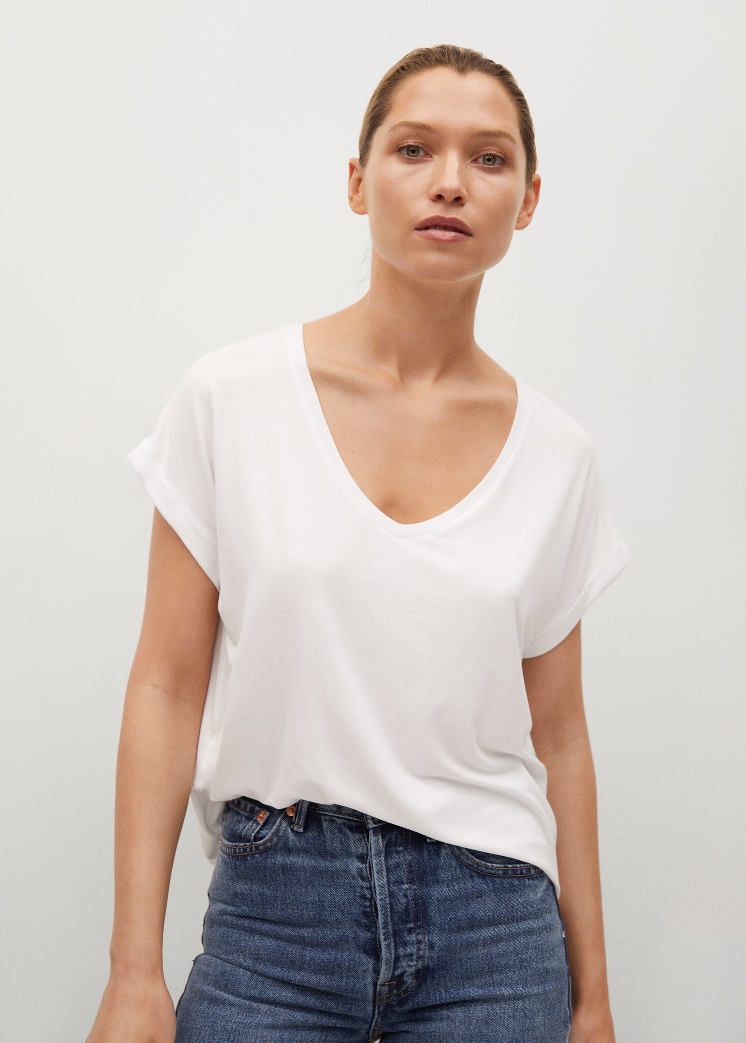 Camiseta básica escote pico - Plano medio