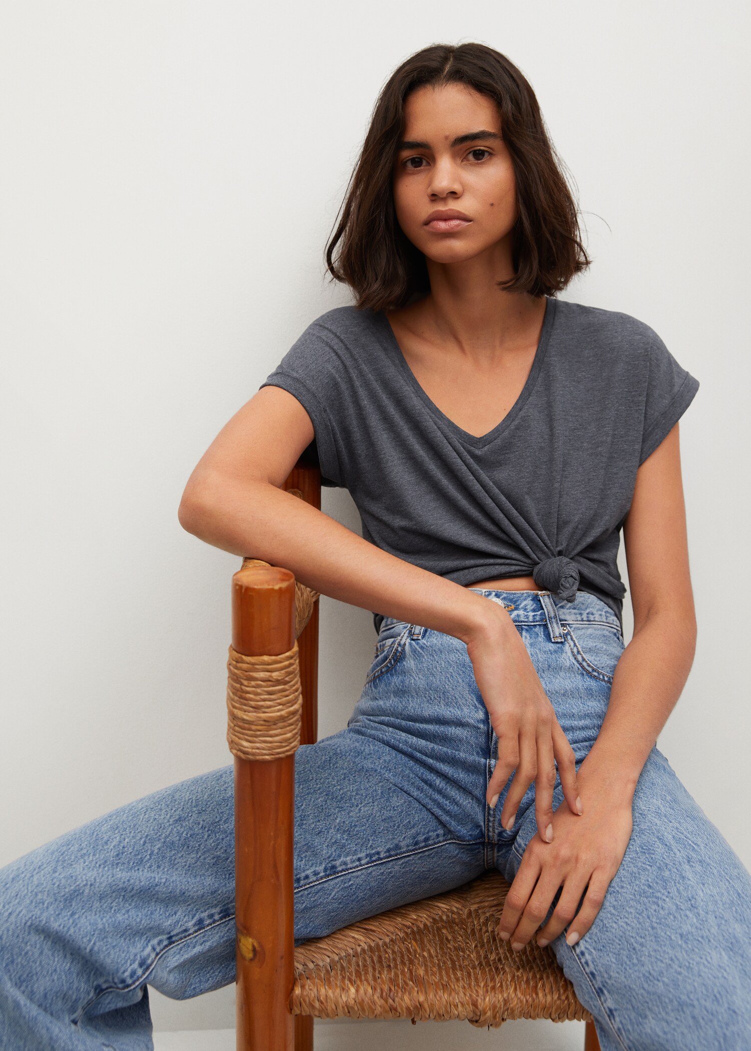 Camiseta básica escote pico - Detalle del artículo 3