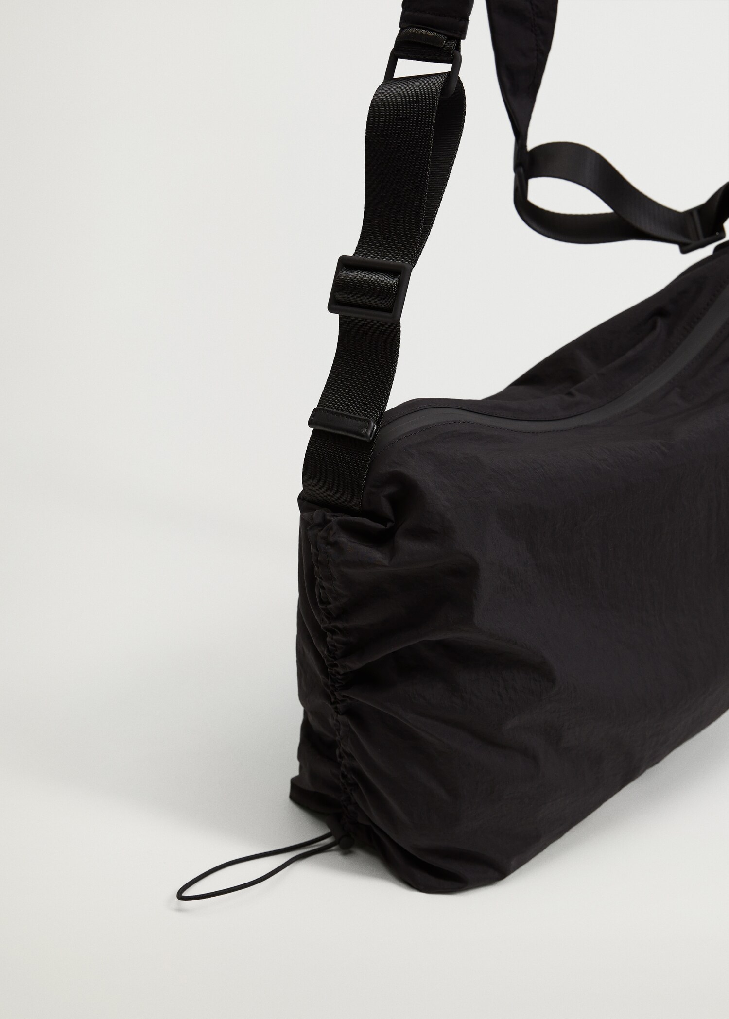 Bolso detalles fruncidos - Plano medio