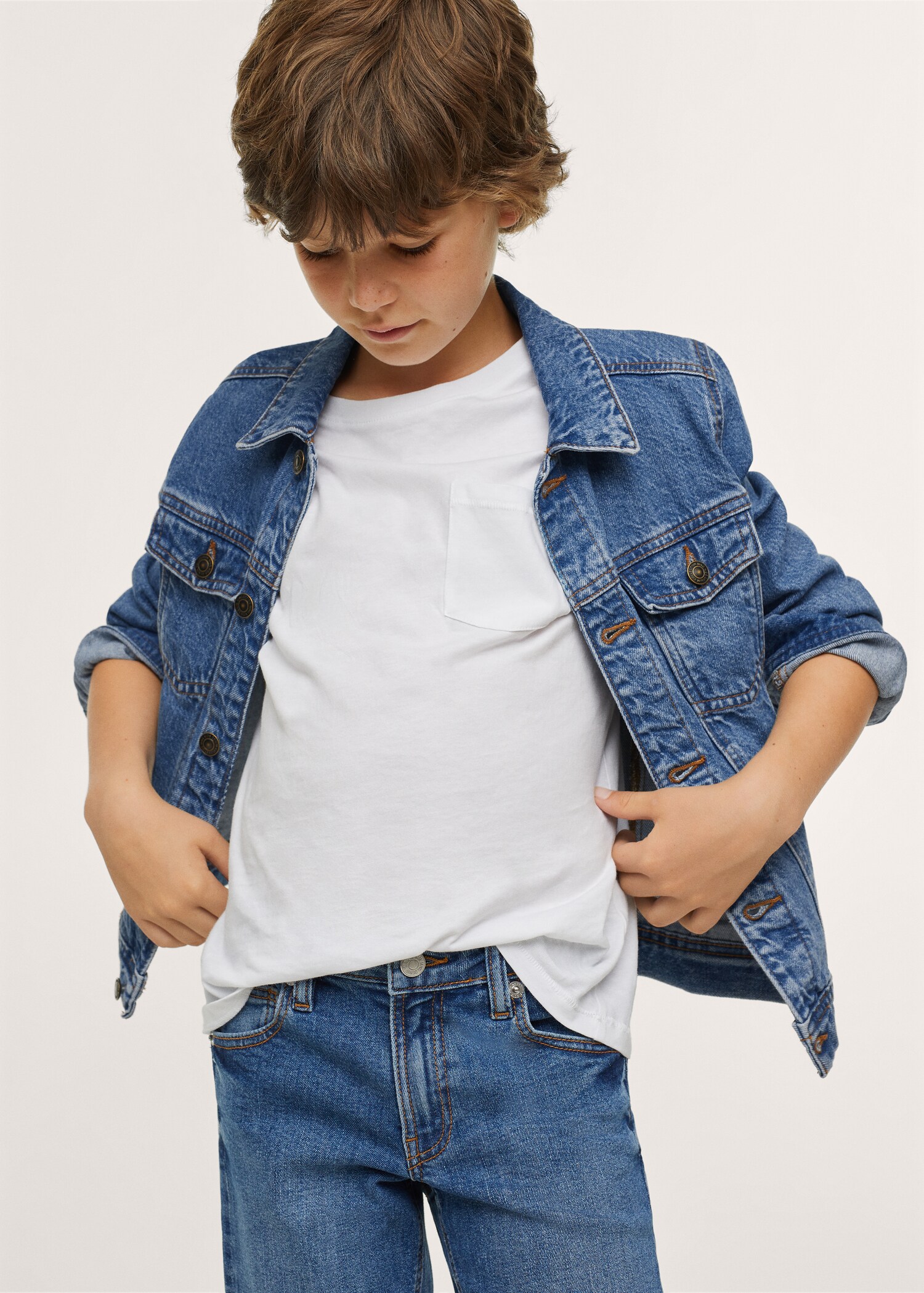 Chaqueta vaquera bolsillos  - Plano medio